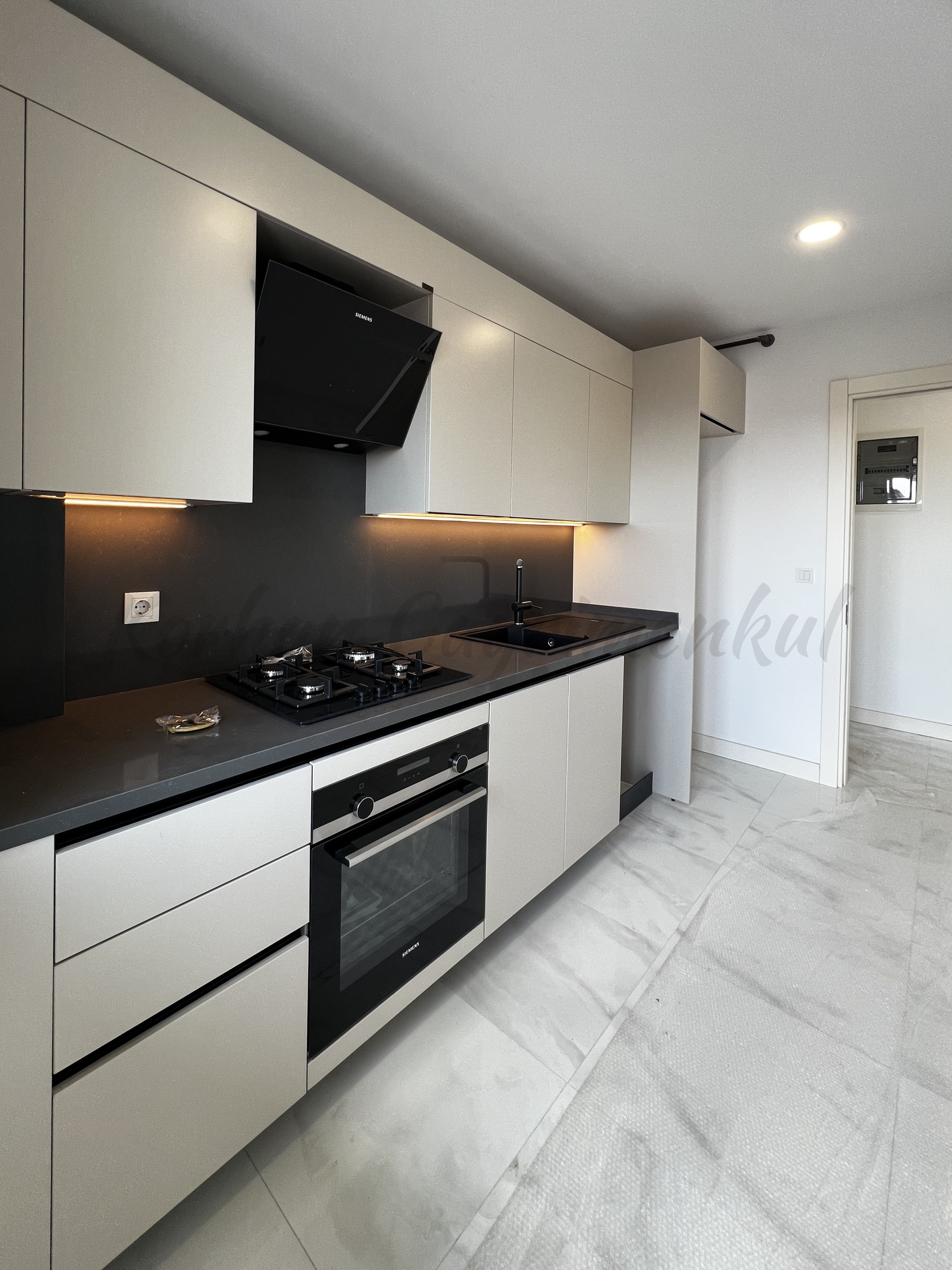 CADDEBOSTAN BAĞDATA ÇOK YAKIN DENİZ MANZARALI 87M2 2+1 BALKONLU SIFIR