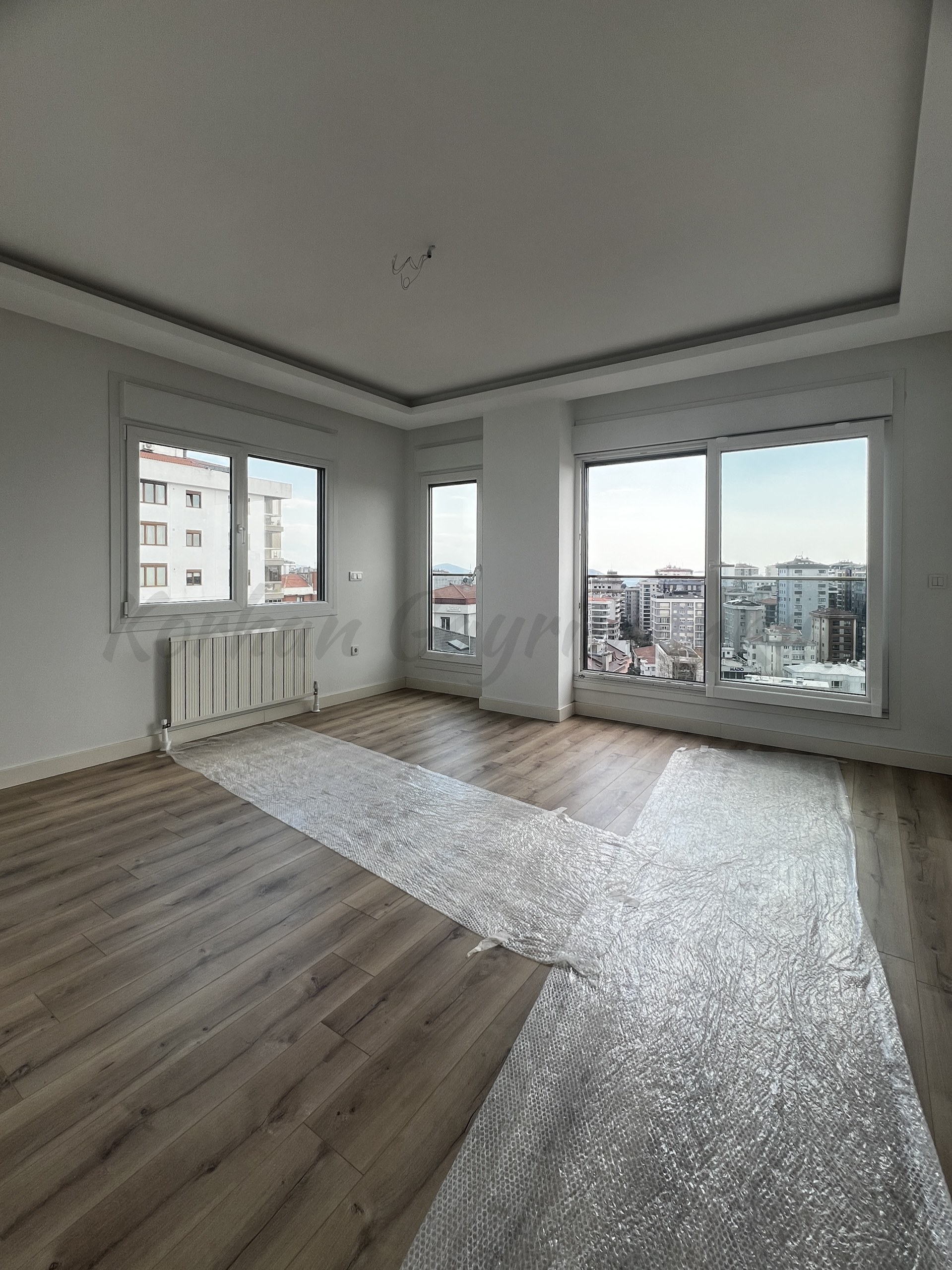 CADDEBOSTAN BAĞDATA ÇOK YAKIN DENİZ MANZARALI 87M2 2+1 BALKONLU SIFIR