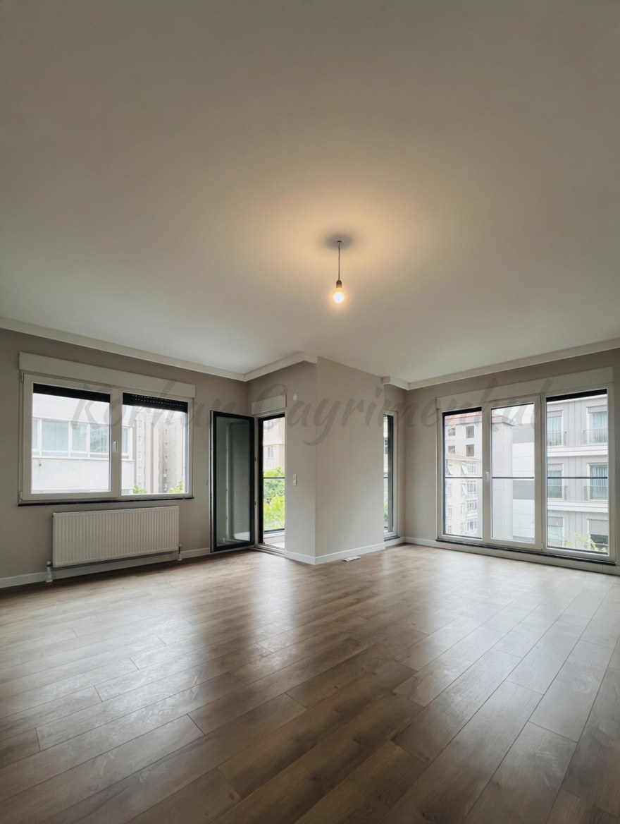 CADDEBOSTANIN EN YEŞİL SOKAĞNDA GENİŞ BALKONLU 145M2 3+1 SIFIR