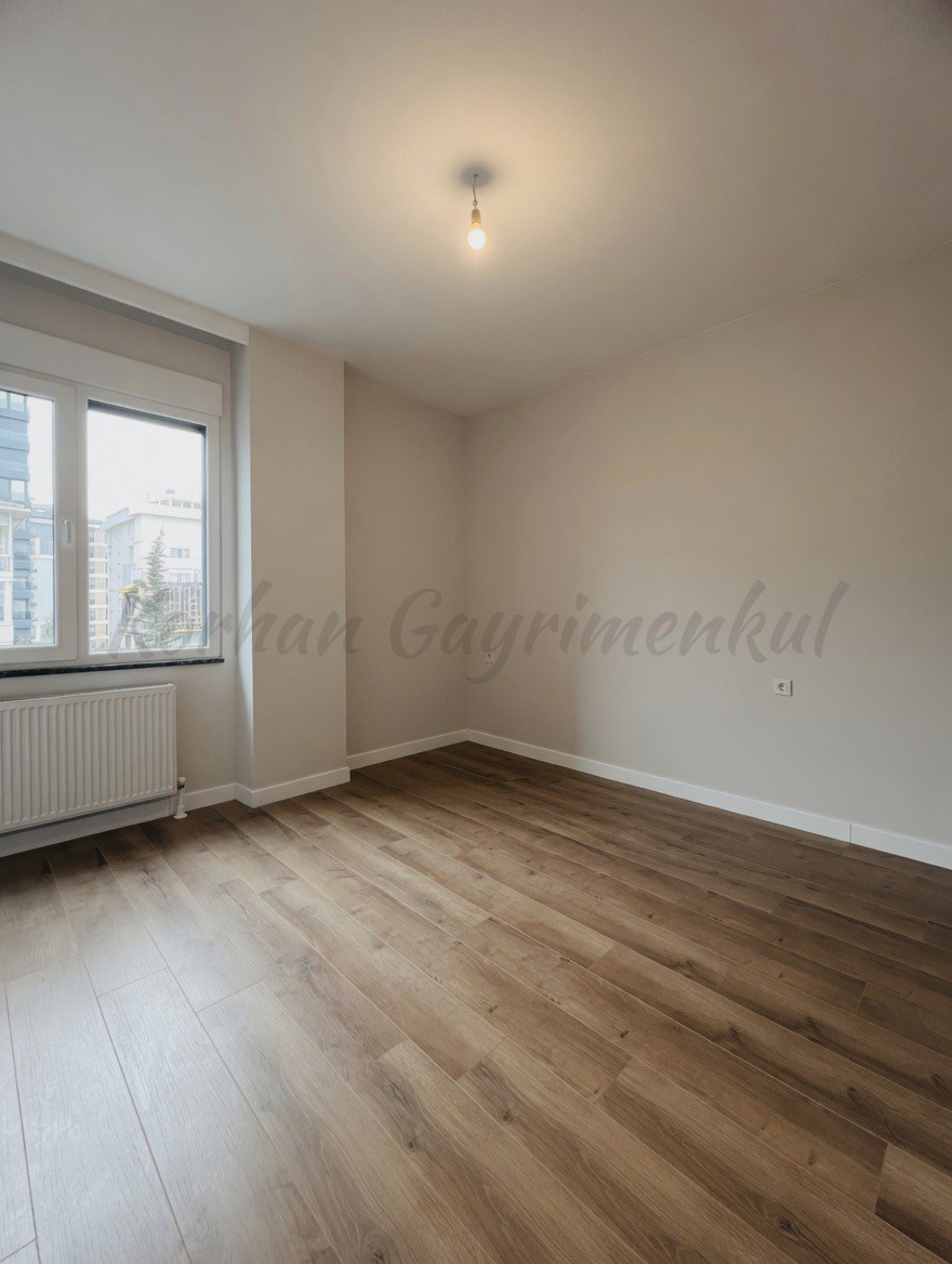 CADDEBOSTANIN EN YEŞİL SOKAĞNDA GENİŞ BALKONLU 145M2 3+1 SIFIR