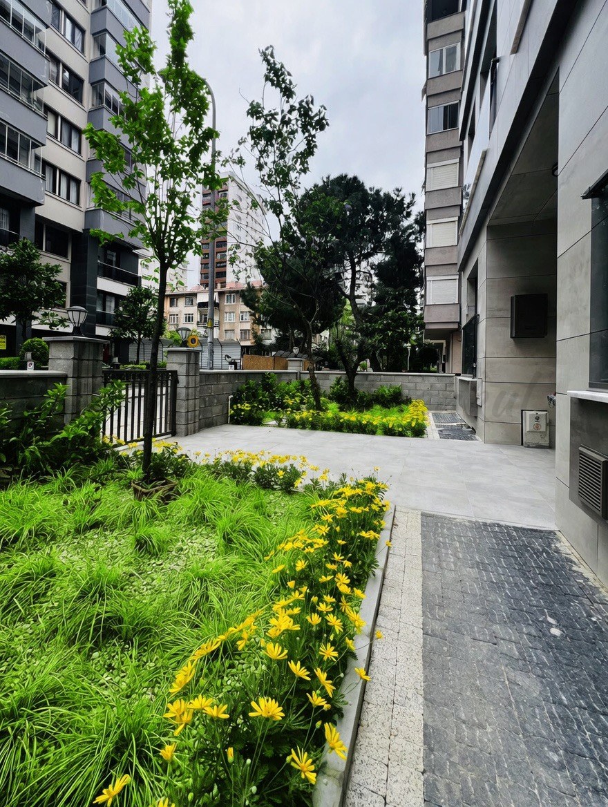 CADDEBOSTANIN EN YEŞİL SOKAĞNDA GENİŞ BALKONLU 145M2 3+1 SIFIR