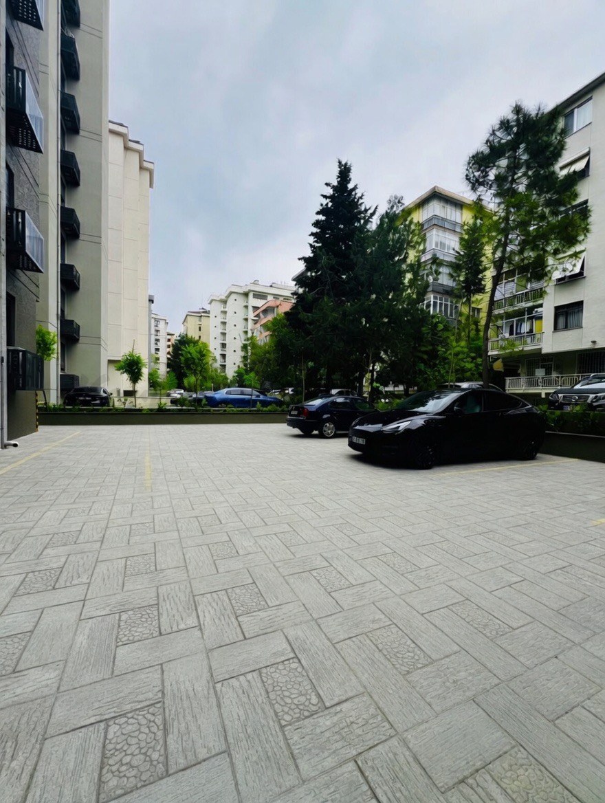 CADDEBOSTANIN EN YEŞİL SOKAĞNDA GENİŞ BALKONLU 145M2 3+1 SIFIR