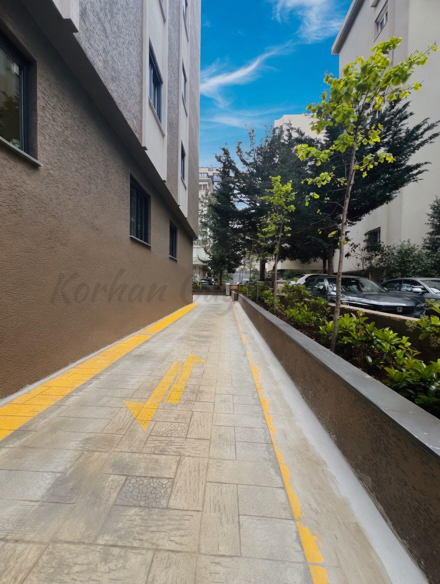 CADDEBOSTANIN EN YEŞİL SOKAĞNDA GENİŞ BALKONLU 145M2 3+1 SIFIR