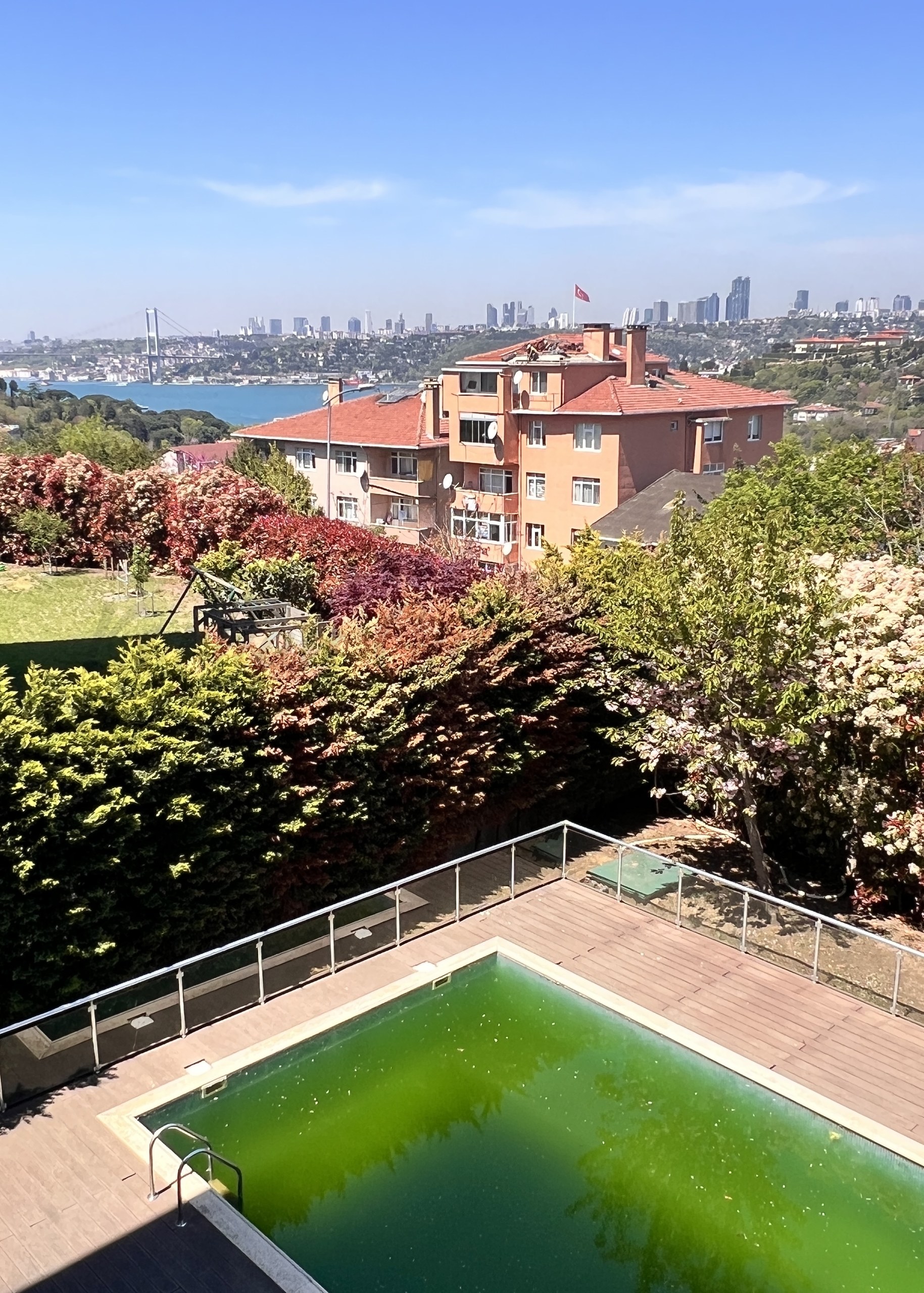 ÇENGELKÖY SULTAN MAKAMINDA 180m2 NET 4+1 ÖZEL DEKORASYONLU BOĞAZ MANZARALI ARA KAT