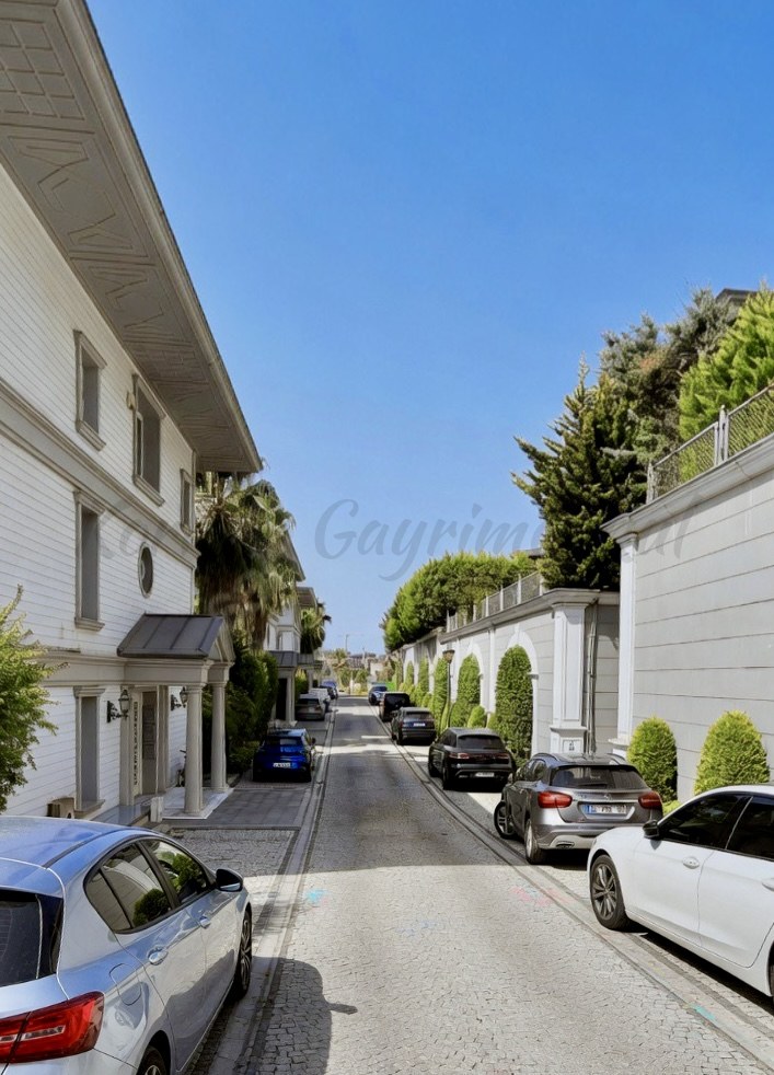 ÇENGELKÖY SULTAN MAKAMINDA 180m2 NET 4+1 ÖZEL DEKORASYONLU BOĞAZ MANZARALI ARA KAT