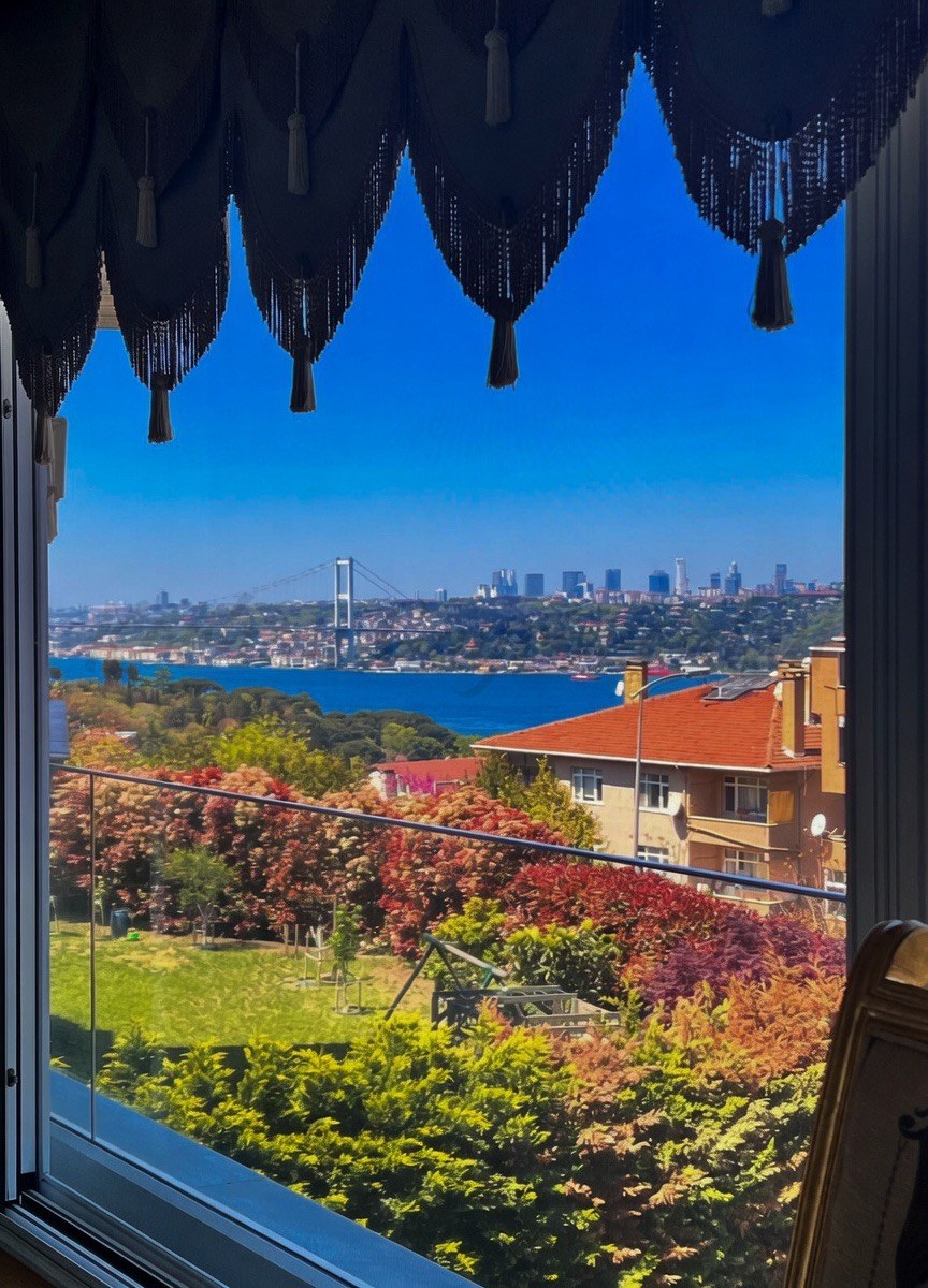 ÇENGELKÖY SULTAN MAKAMINDA 180m2 NET 4+1 ÖZEL DEKORASYONLU BOĞAZ MANZARALI ARA KAT