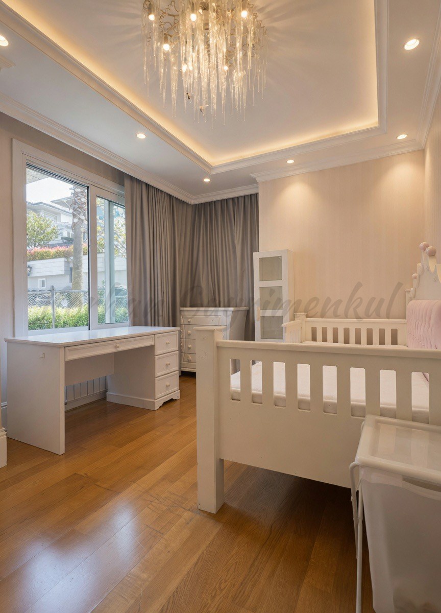 ÇENGELKÖY SULTAN MAKAMINDA 180m2 NET 4+1 ÖZEL DEKORASYONLU BOĞAZ MANZARALI ARA KAT