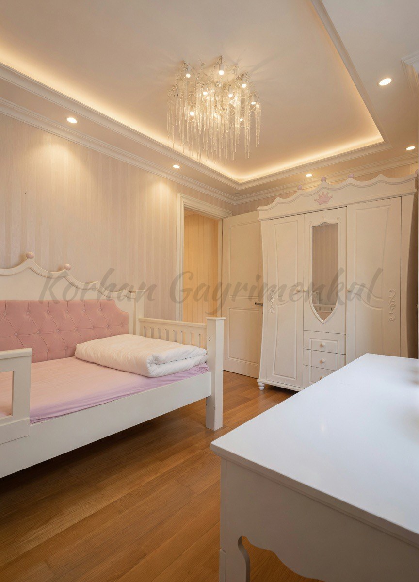 ÇENGELKÖY SULTAN MAKAMINDA 180m2 NET 4+1 ÖZEL DEKORASYONLU BOĞAZ MANZARALI ARA KAT
