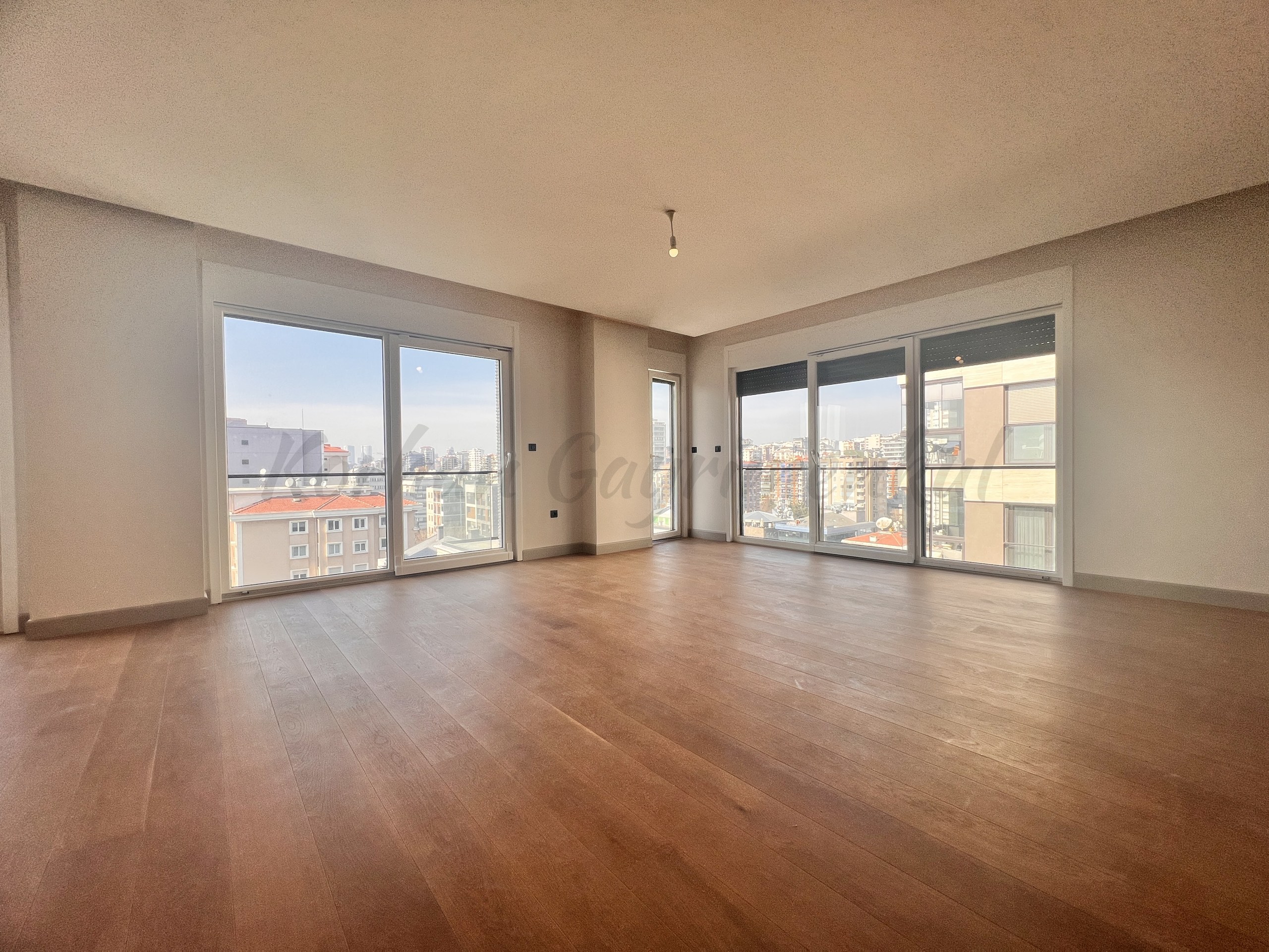 SUADİYE SAHİLDE  DENİZ MANZARALI 220M2 5+1 EMSALSİZ DUBLEX