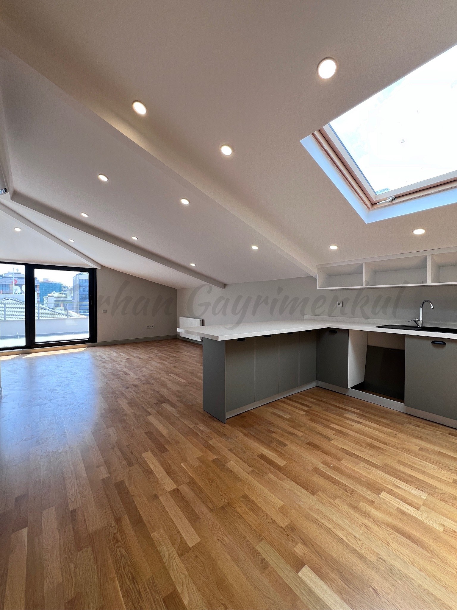 CADDEBOSTANIN EN YEŞİL SOKAĞINDA EMSALSİZ KALİTEDE 280m2 DUBLEX