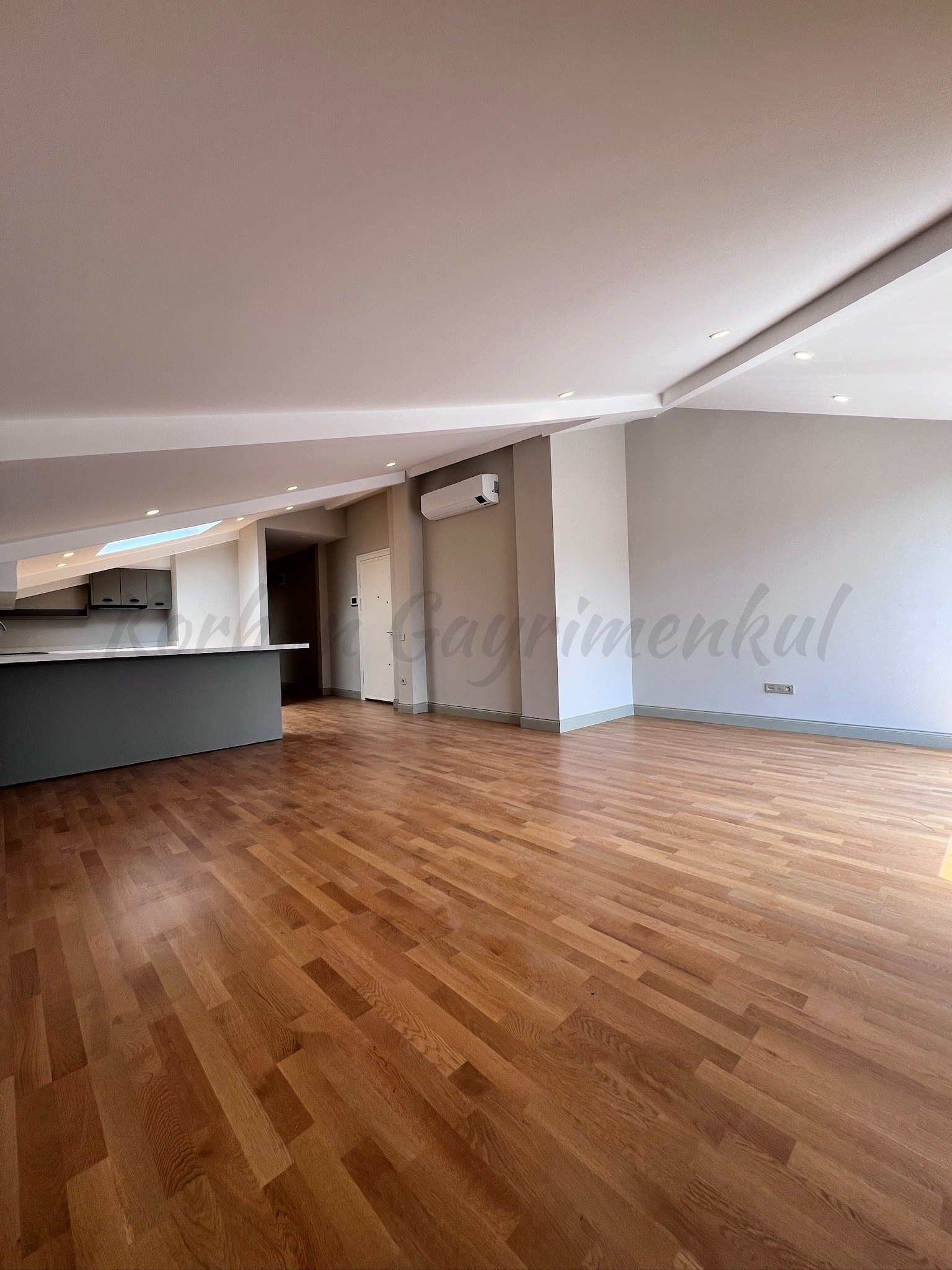 CADDEBOSTANIN EN YEŞİL SOKAĞINDA EMSALSİZ KALİTEDE 280m2 DUBLEX