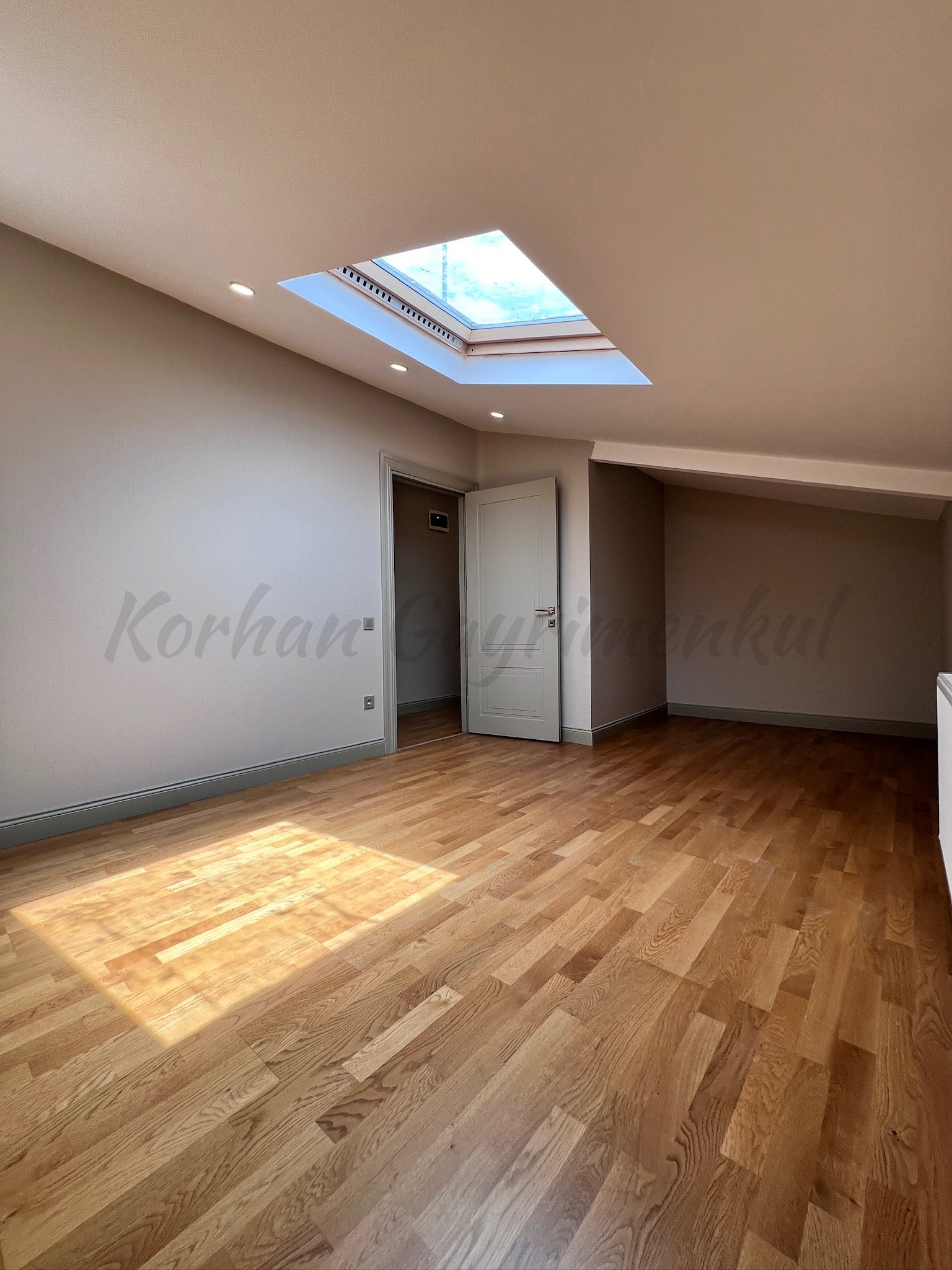 CADDEBOSTANIN EN YEŞİL SOKAĞINDA EMSALSİZ KALİTEDE 280m2 DUBLEX