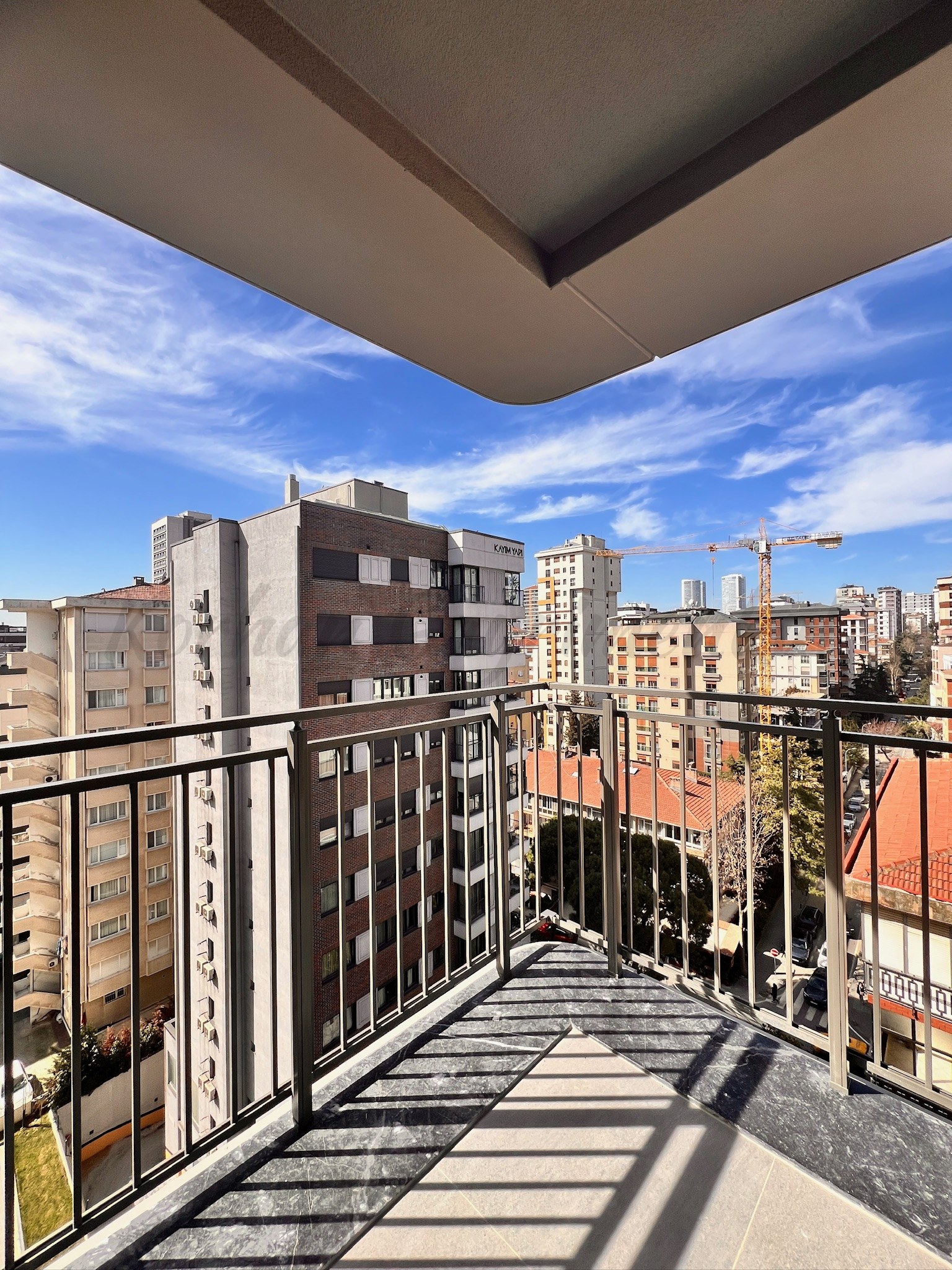 ÖMERPAŞA CADDESİNE 3. BİNADA BALKONLU 107M2 NET 3+1 SIFIR
