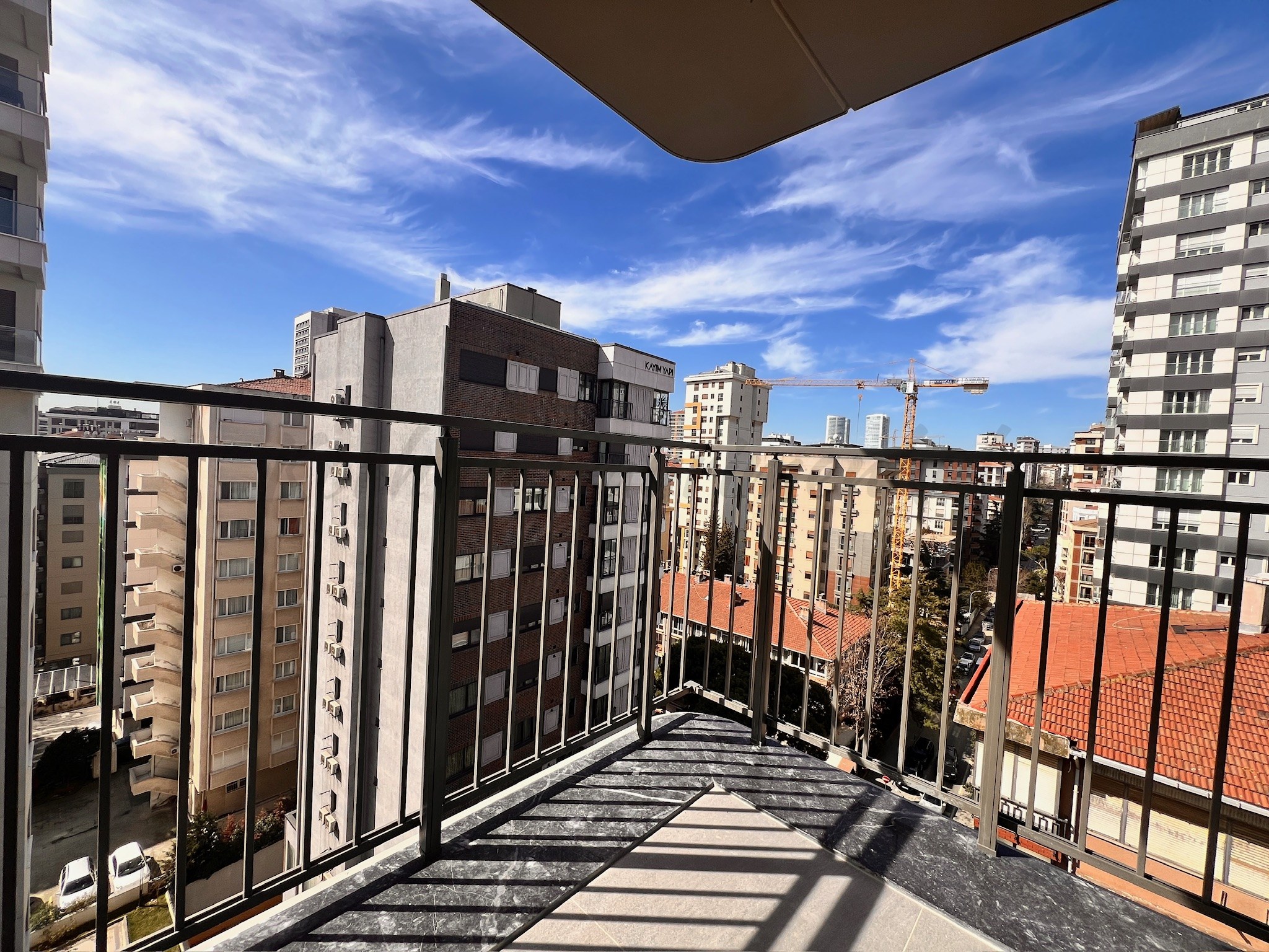 ÖMERPAŞA CADDESİNE 3. BİNADA BALKONLU 107M2 NET 3+1 SIFIR