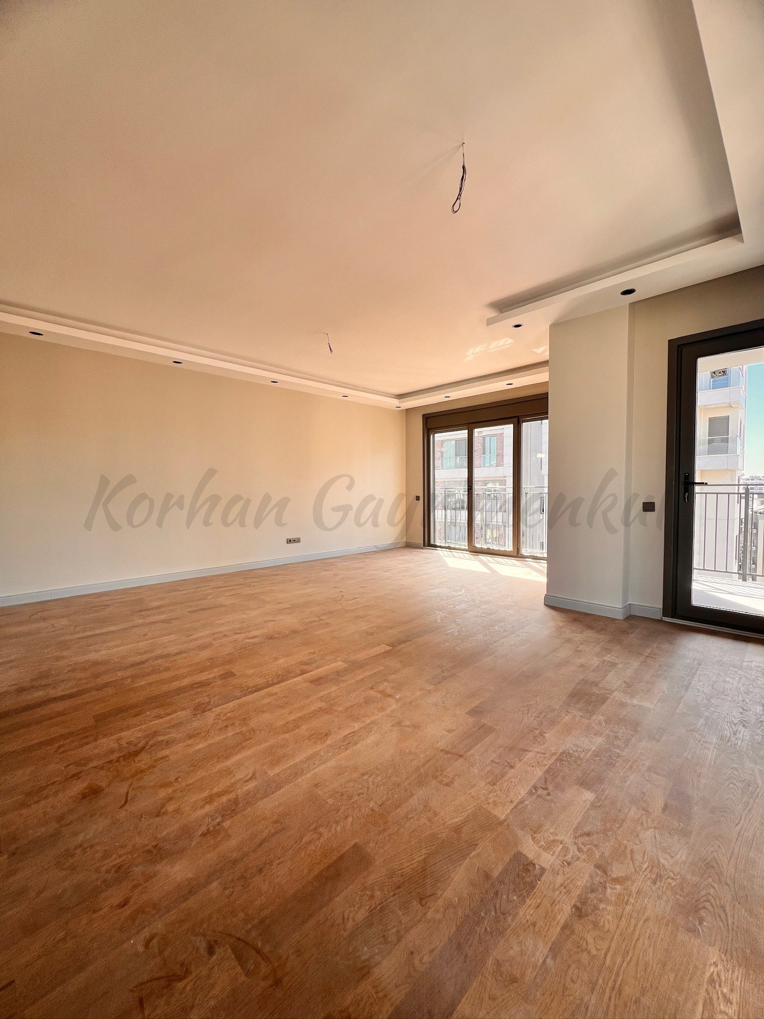 ÖMERPAŞA CADDESİNE 3. BİNADA BALKONLU 107M2 NET 3+1 SIFIR