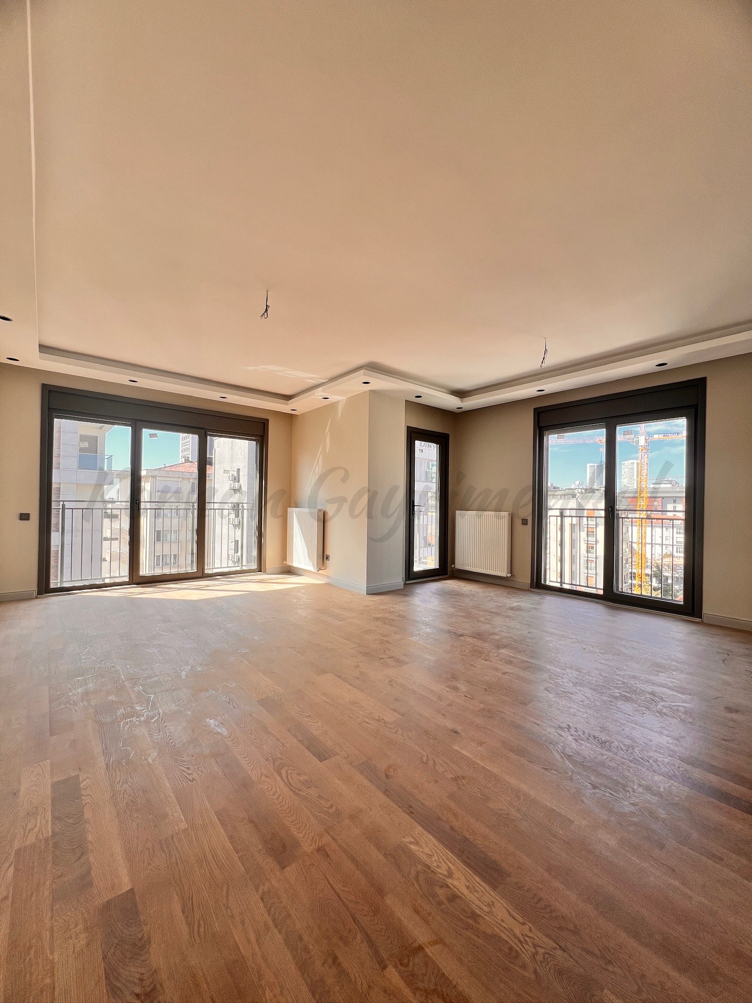 ÖMERPAŞA CADDESİNE 3. BİNADA BALKONLU 107M2 NET 3+1 SIFIR
