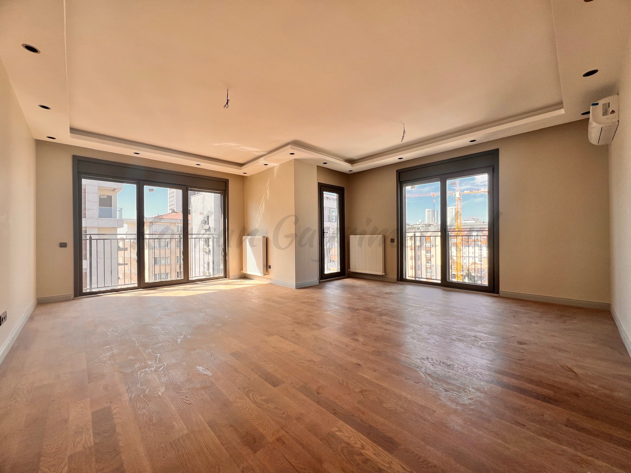 ÖMERPAŞA CADDESİNE 3. BİNADA BALKONLU 107M2 NET 3+1 SIFIR