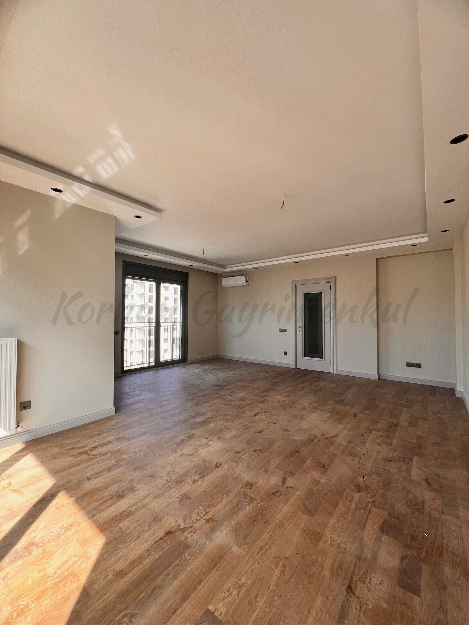 ÖMERPAŞA CADDESİNE 3. BİNADA BALKONLU 107M2 NET 3+1 SIFIR