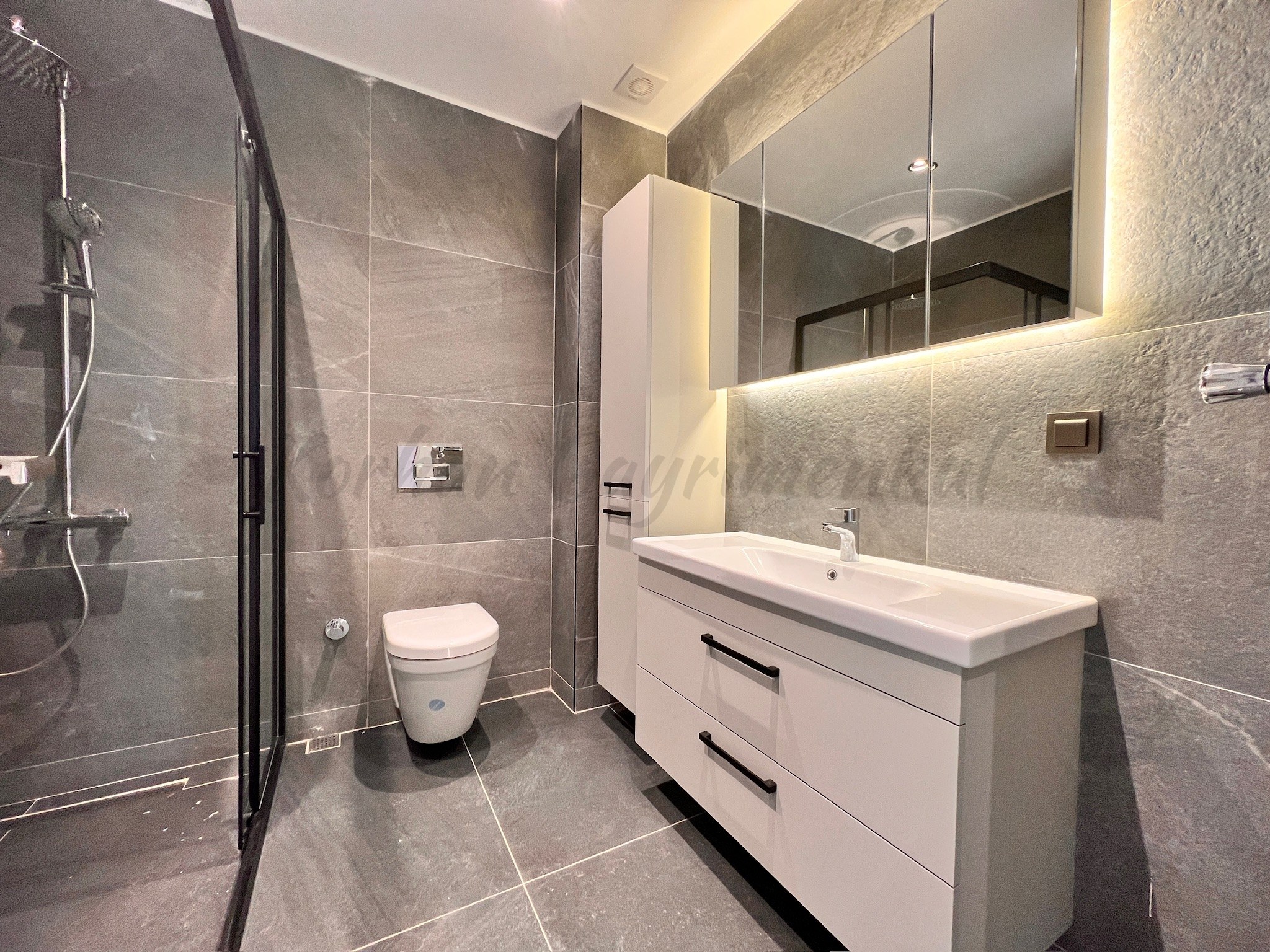 ÖMERPAŞA CADDESİNE 3. BİNADA BALKONLU 107M2 NET 3+1 SIFIR