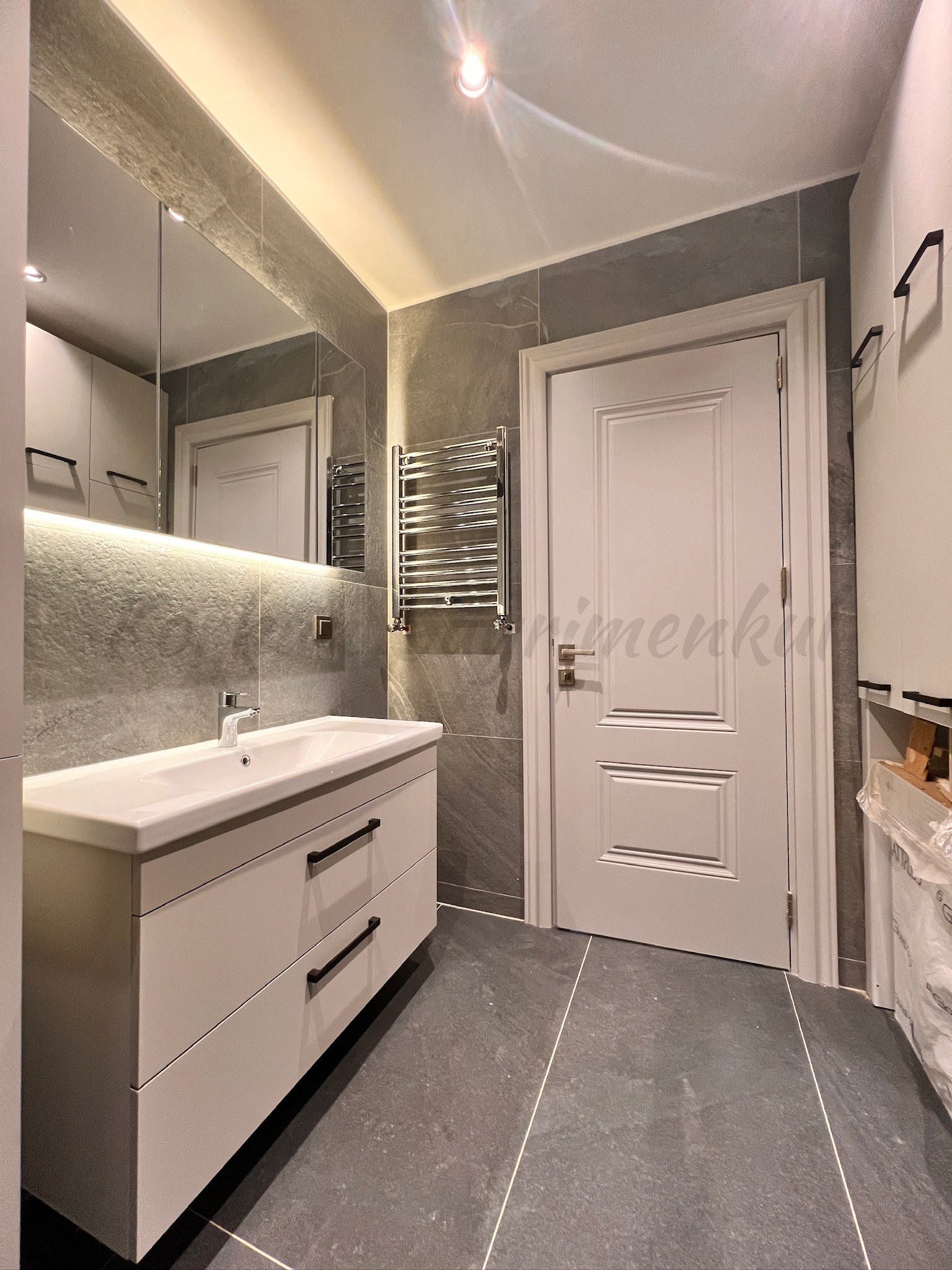 ÖMERPAŞA CADDESİNE 3. BİNADA BALKONLU 107M2 NET 3+1 SIFIR