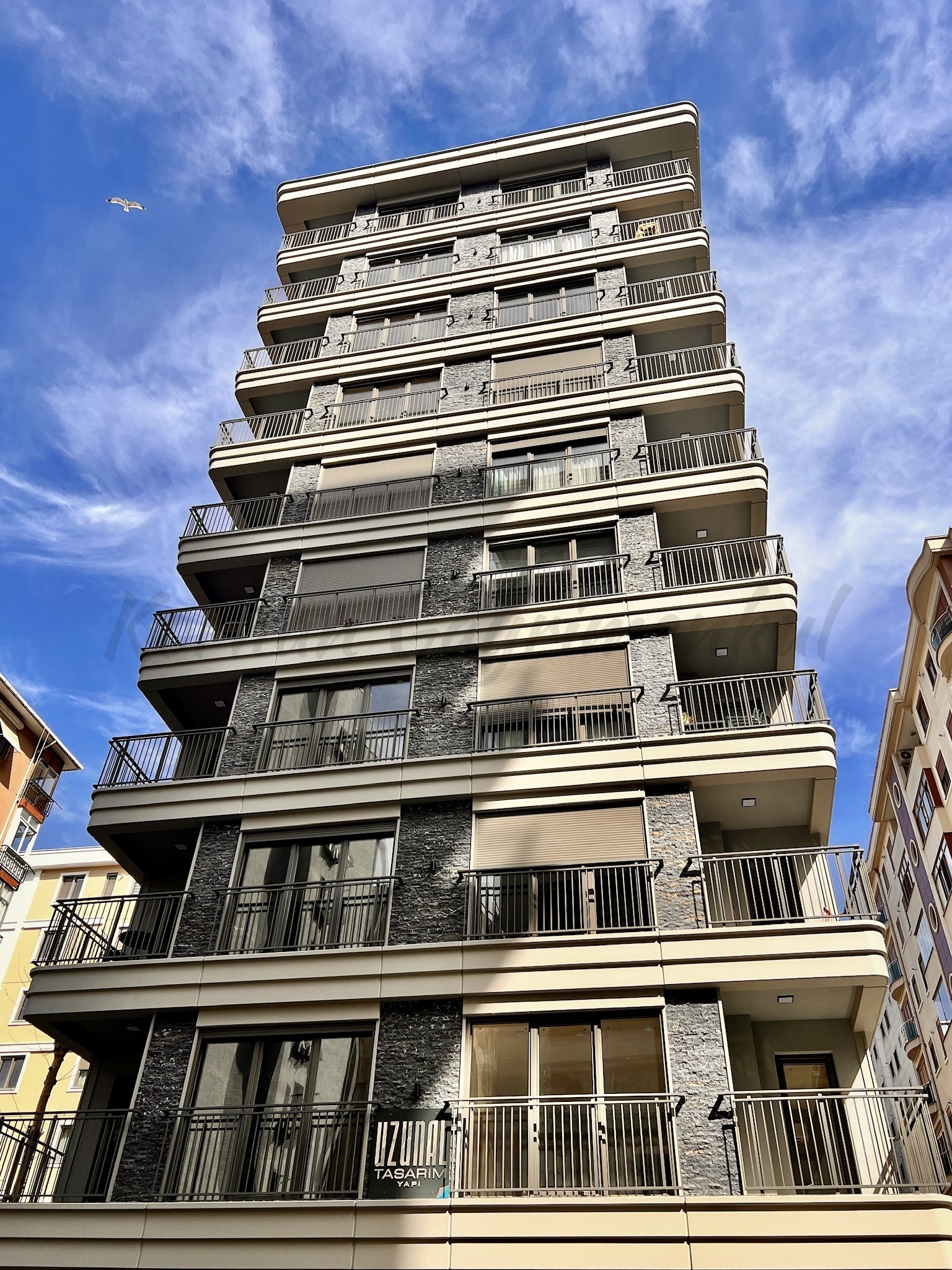 ÖMERPAŞA CADDESİNE 3. BİNADA BALKONLU 107M2 NET 3+1 SIFIR