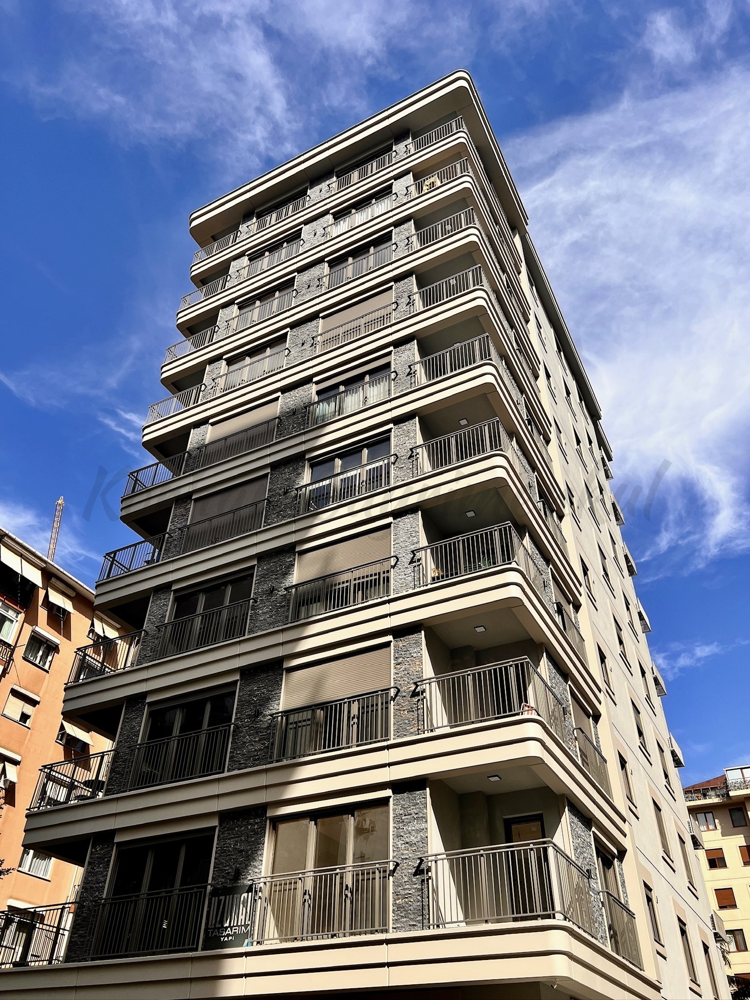 ÖMERPAŞA CADDESİNE 3. BİNADA BALKONLU 107M2 NET 3+1 SIFIR