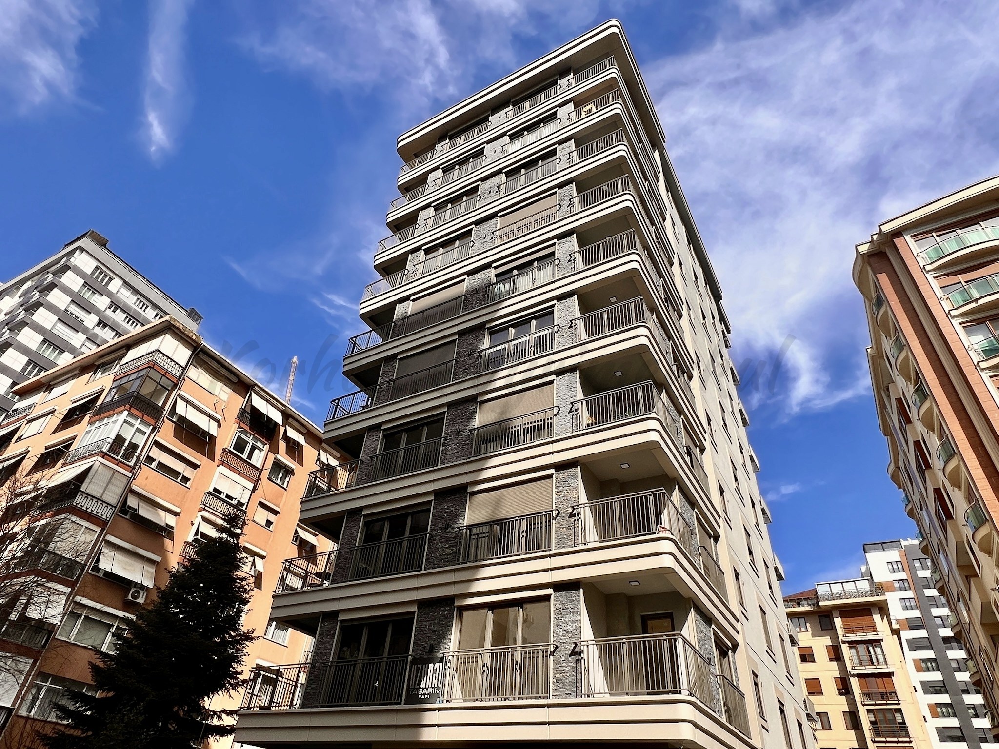 ÖMERPAŞA CADDESİNE 3. BİNADA BALKONLU 107M2 NET 3+1 SIFIR