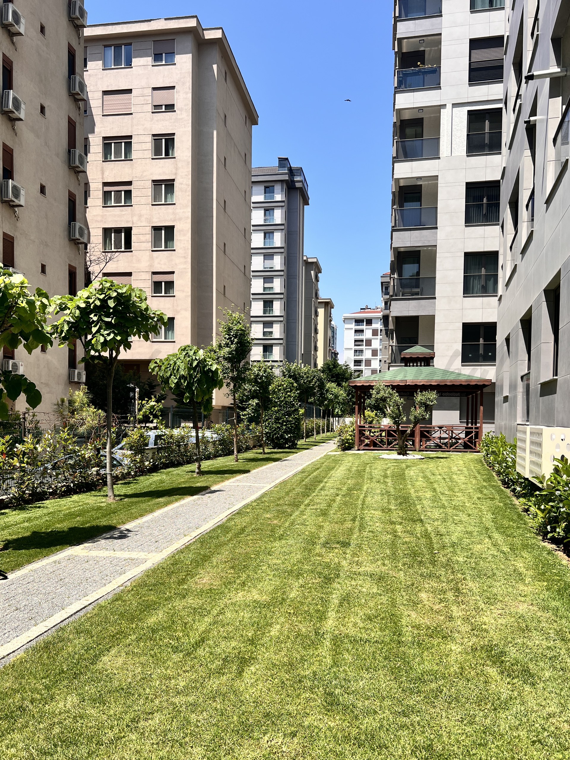 CADDEBOSTAN BAĞDAT CADDESİNE ÇOK YAKIN 55M2 NET 2+1 SIFIR