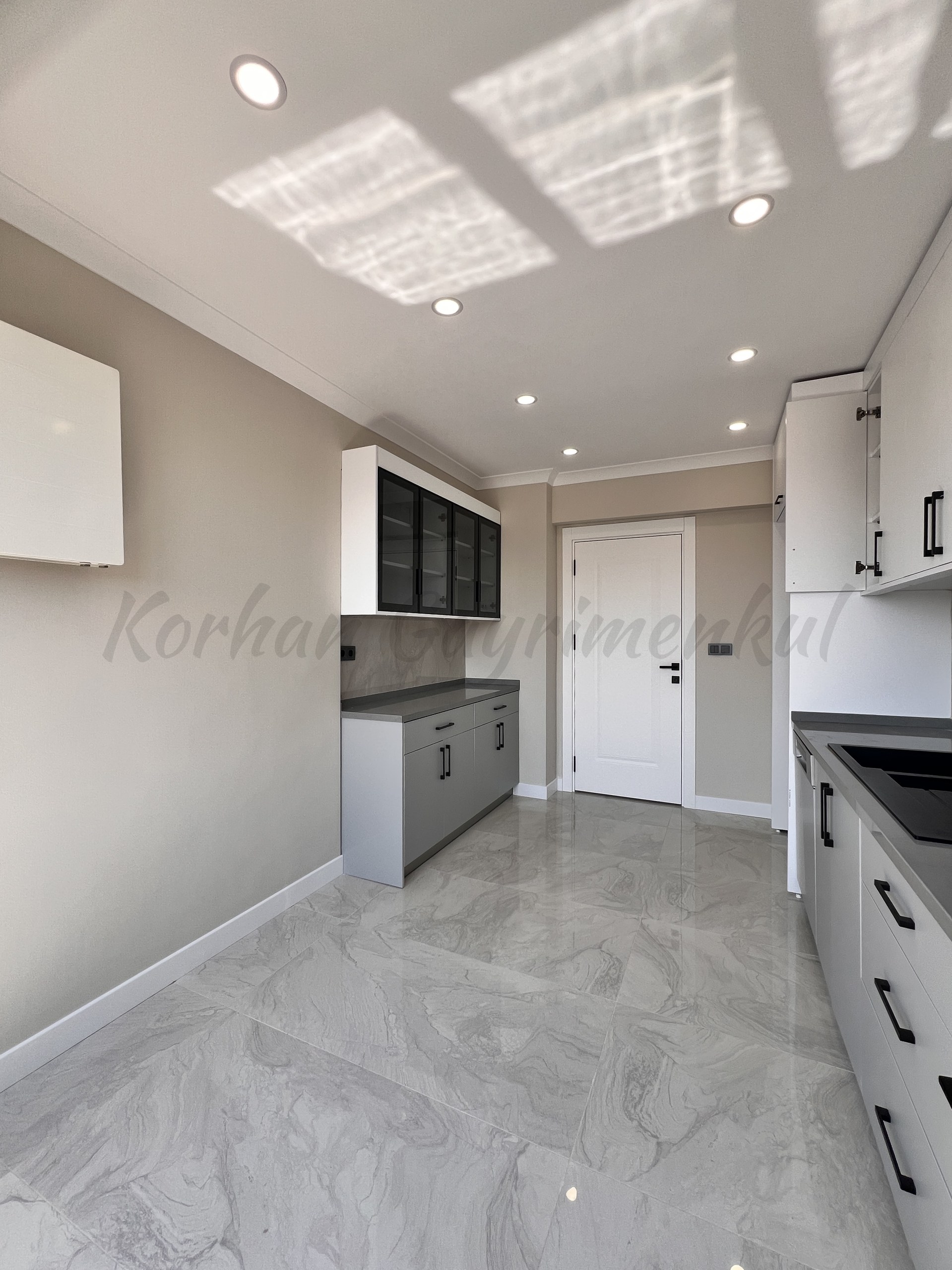 GÖZTEPE İSTASYON CADDESİ ÜZERİNDE 195M2 4+1
