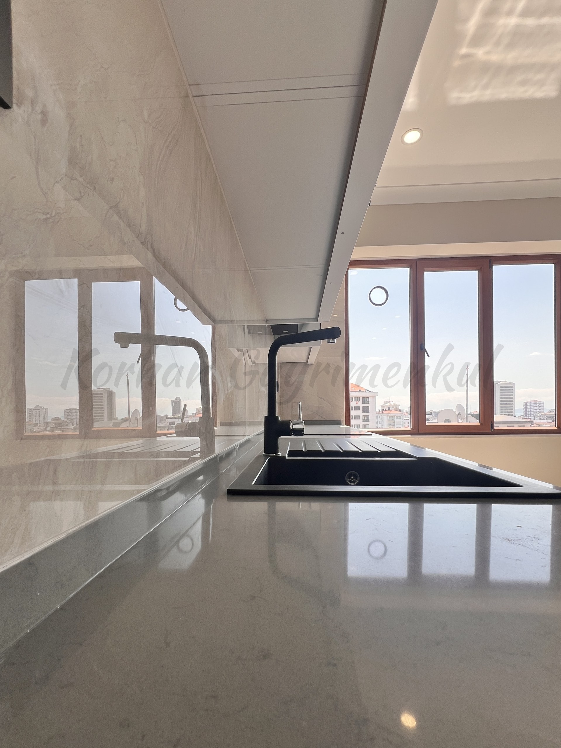 GÖZTEPE İSTASYON CADDESİ ÜZERİNDE 195M2 4+1