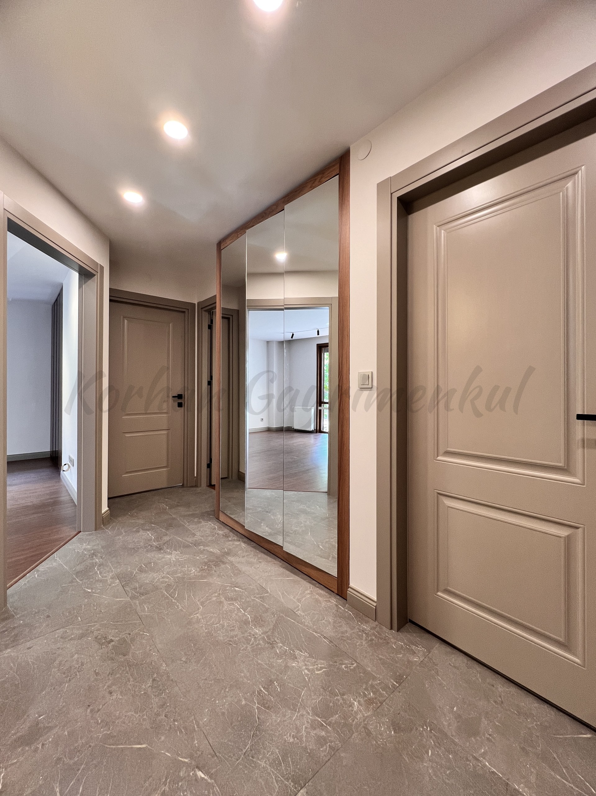 CADDEBOSTAN ÖMERPAŞA CADDESİNE 7. BİNADA EBEVEYN BANYOLU  80M2NET 3+1