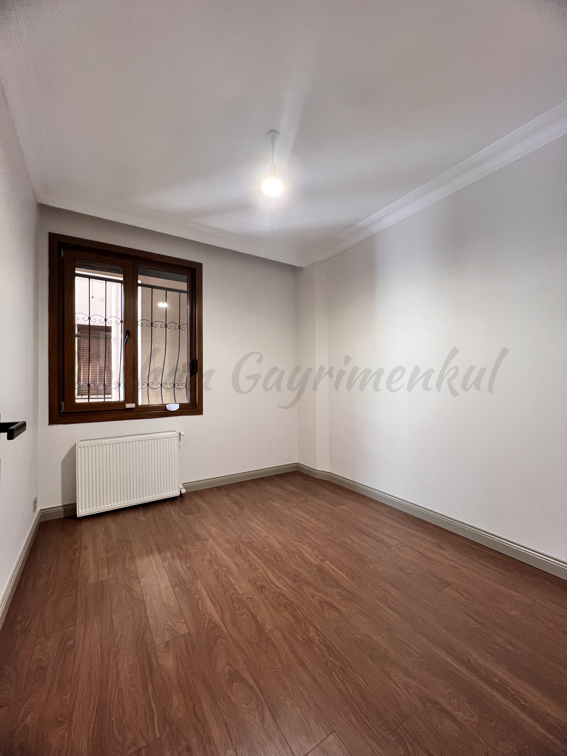 CADDEBOSTAN ÖMERPAŞA CADDESİNE 7. BİNADA EBEVEYN BANYOLU  80M2NET 3+1