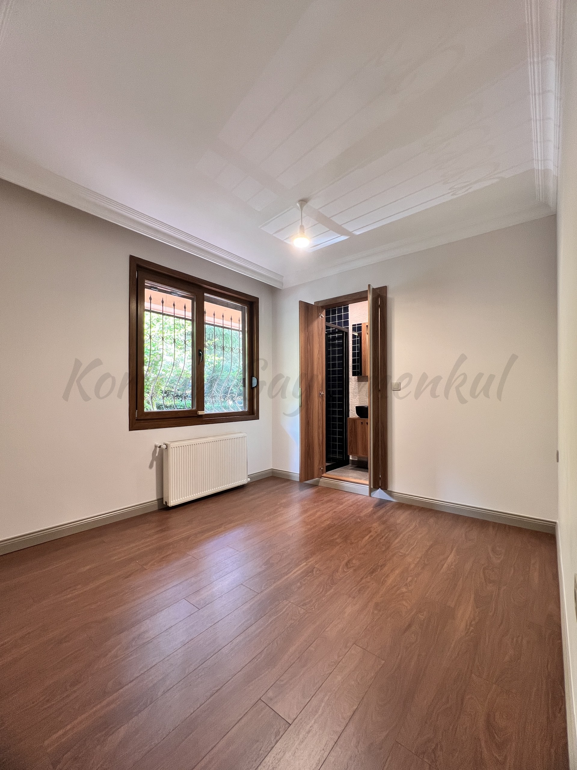 CADDEBOSTAN ÖMERPAŞA CADDESİNE 7. BİNADA EBEVEYN BANYOLU  80M2NET 3+1