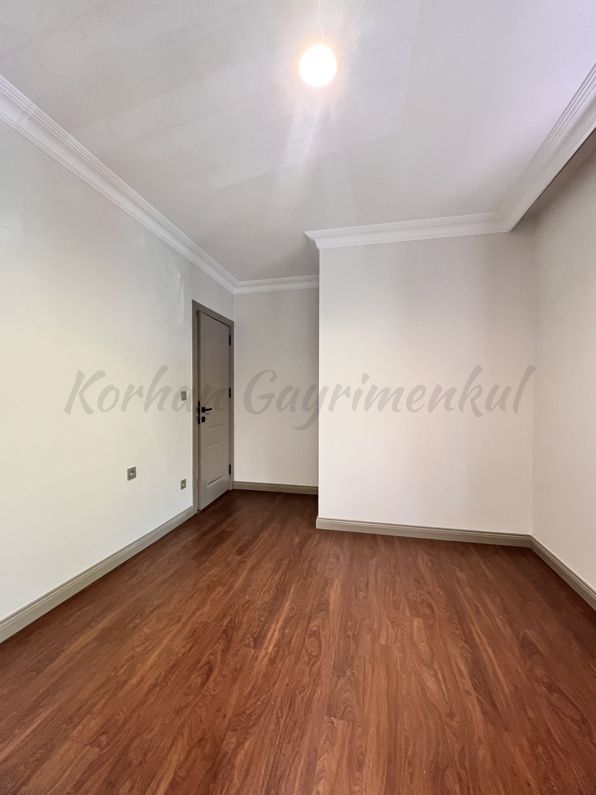 CADDEBOSTAN ÖMERPAŞA CADDESİNE 7. BİNADA EBEVEYN BANYOLU  80M2NET 3+1