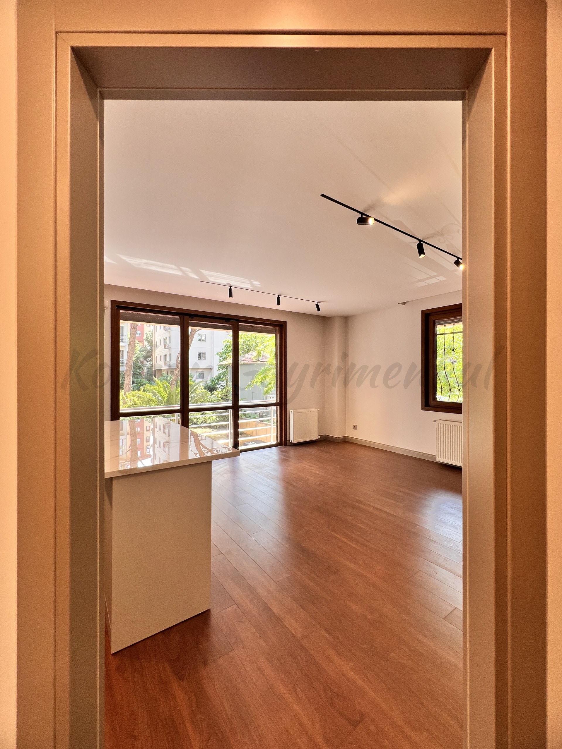 CADDEBOSTAN ÖMERPAŞA CADDESİNE 7. BİNADA EBEVEYN BANYOLU  80M2NET 3+1