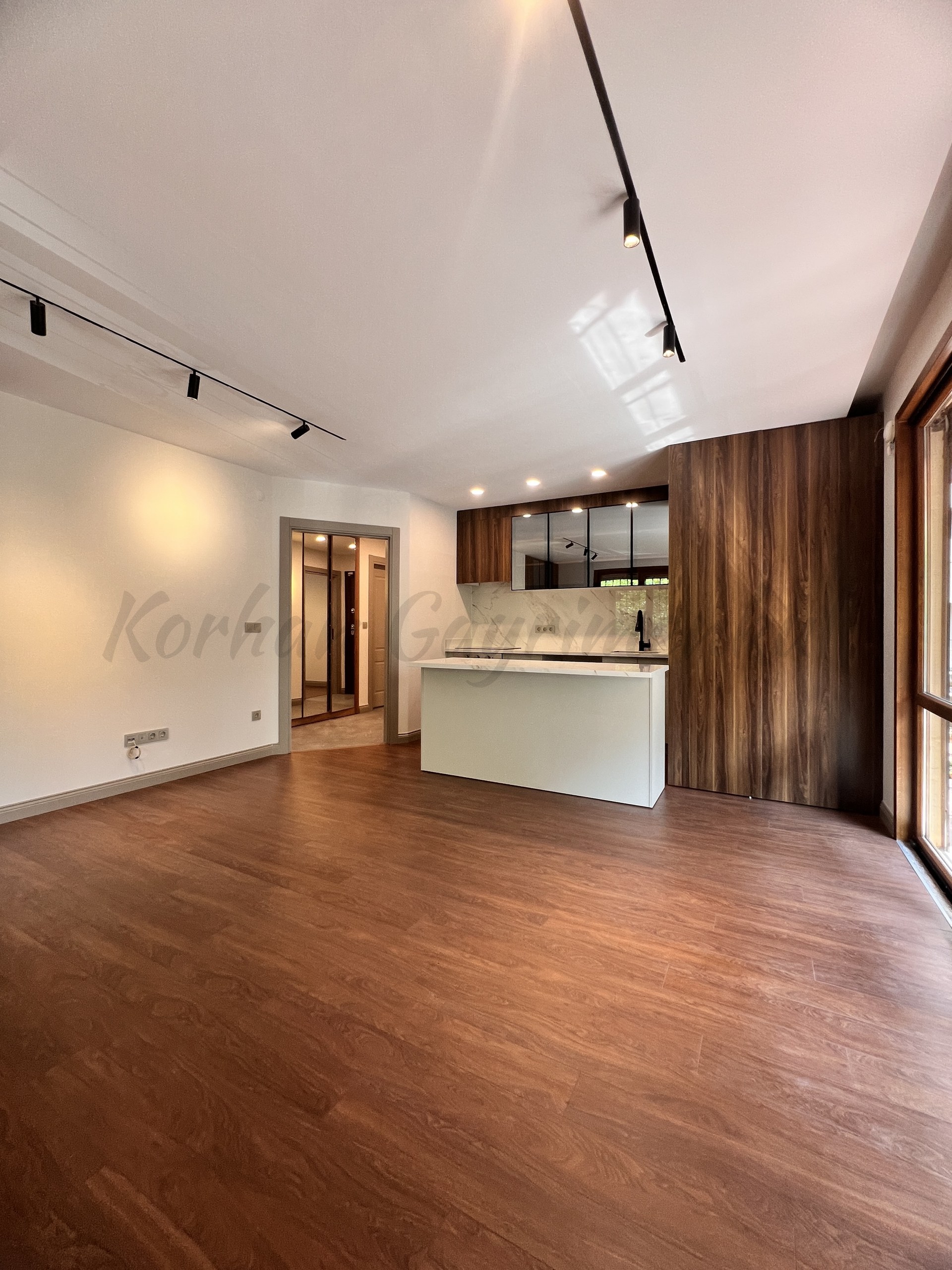 CADDEBOSTAN ÖMERPAŞA CADDESİNE 7. BİNADA EBEVEYN BANYOLU  80M2NET 3+1