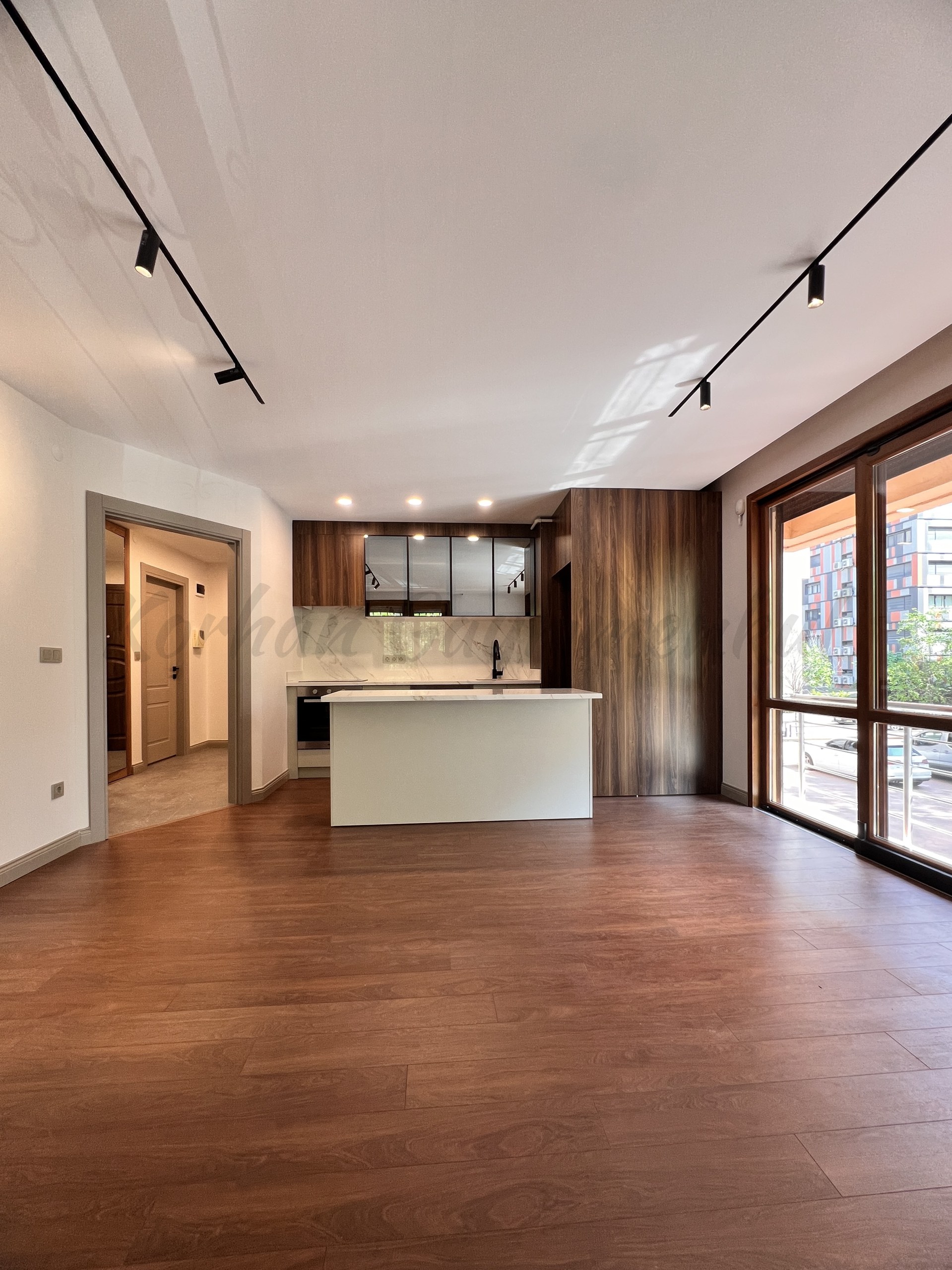 CADDEBOSTAN ÖMERPAŞA CADDESİNE 7. BİNADA EBEVEYN BANYOLU  80M2NET 3+1