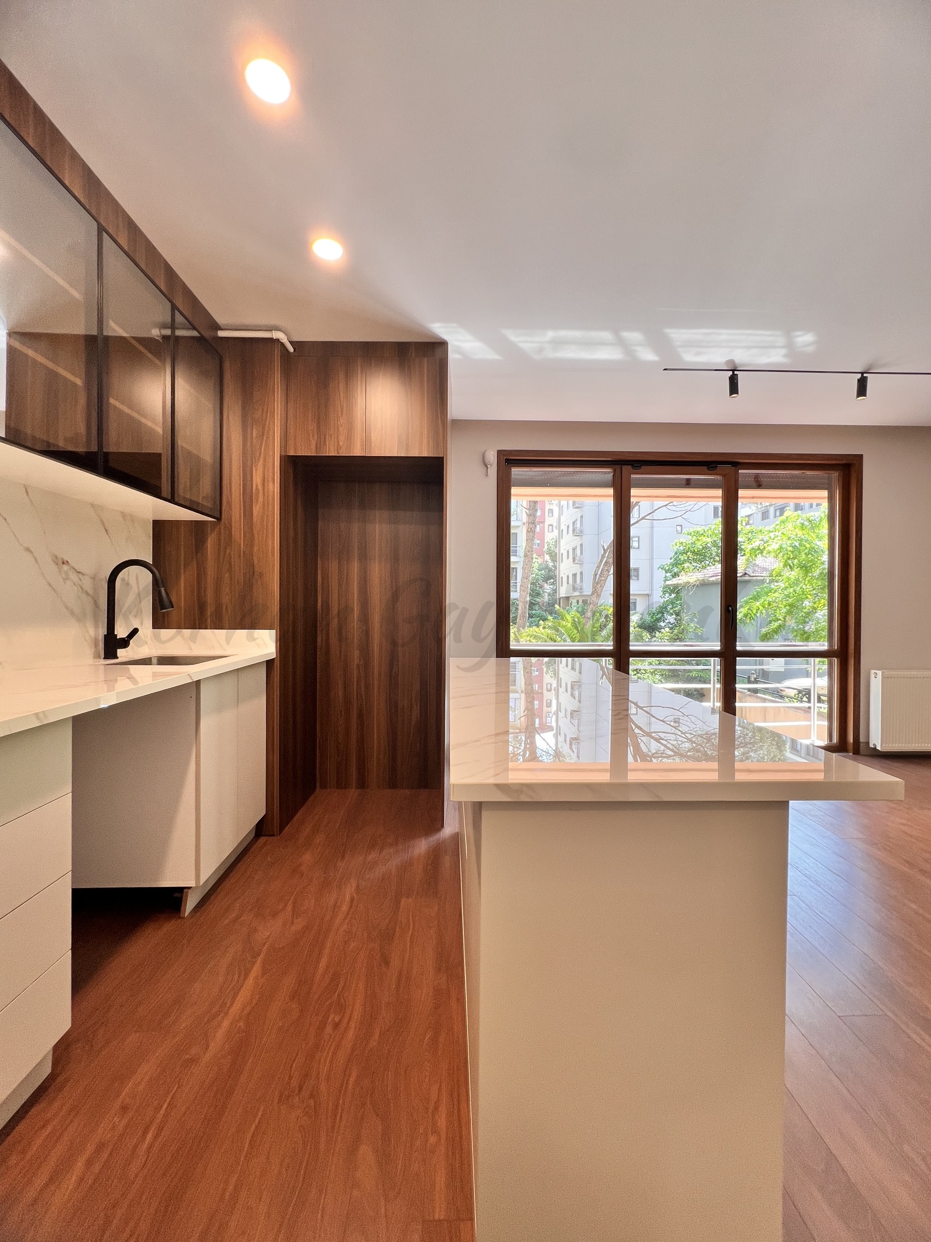 CADDEBOSTAN ÖMERPAŞA CADDESİNE 7. BİNADA EBEVEYN BANYOLU  80M2NET 3+1