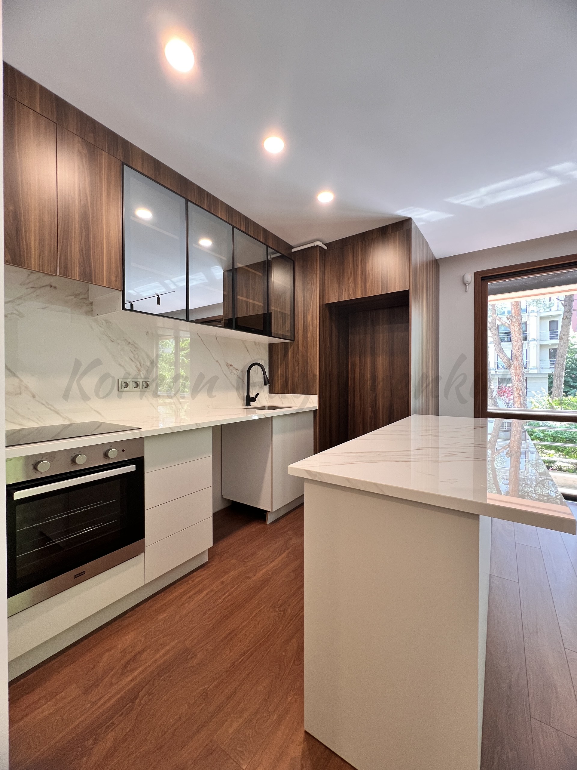 CADDEBOSTAN ÖMERPAŞA CADDESİNE 7. BİNADA EBEVEYN BANYOLU  80M2NET 3+1