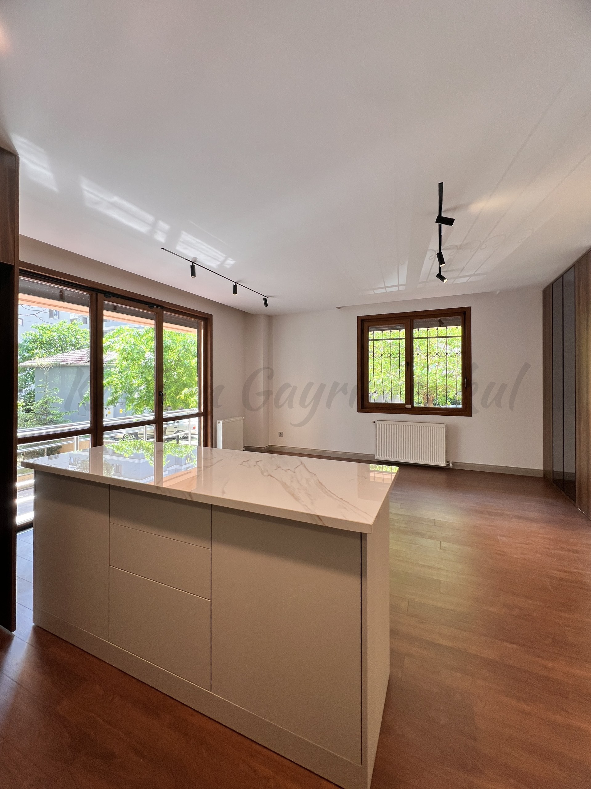 CADDEBOSTAN ÖMERPAŞA CADDESİNE 7. BİNADA EBEVEYN BANYOLU  80M2NET 3+1