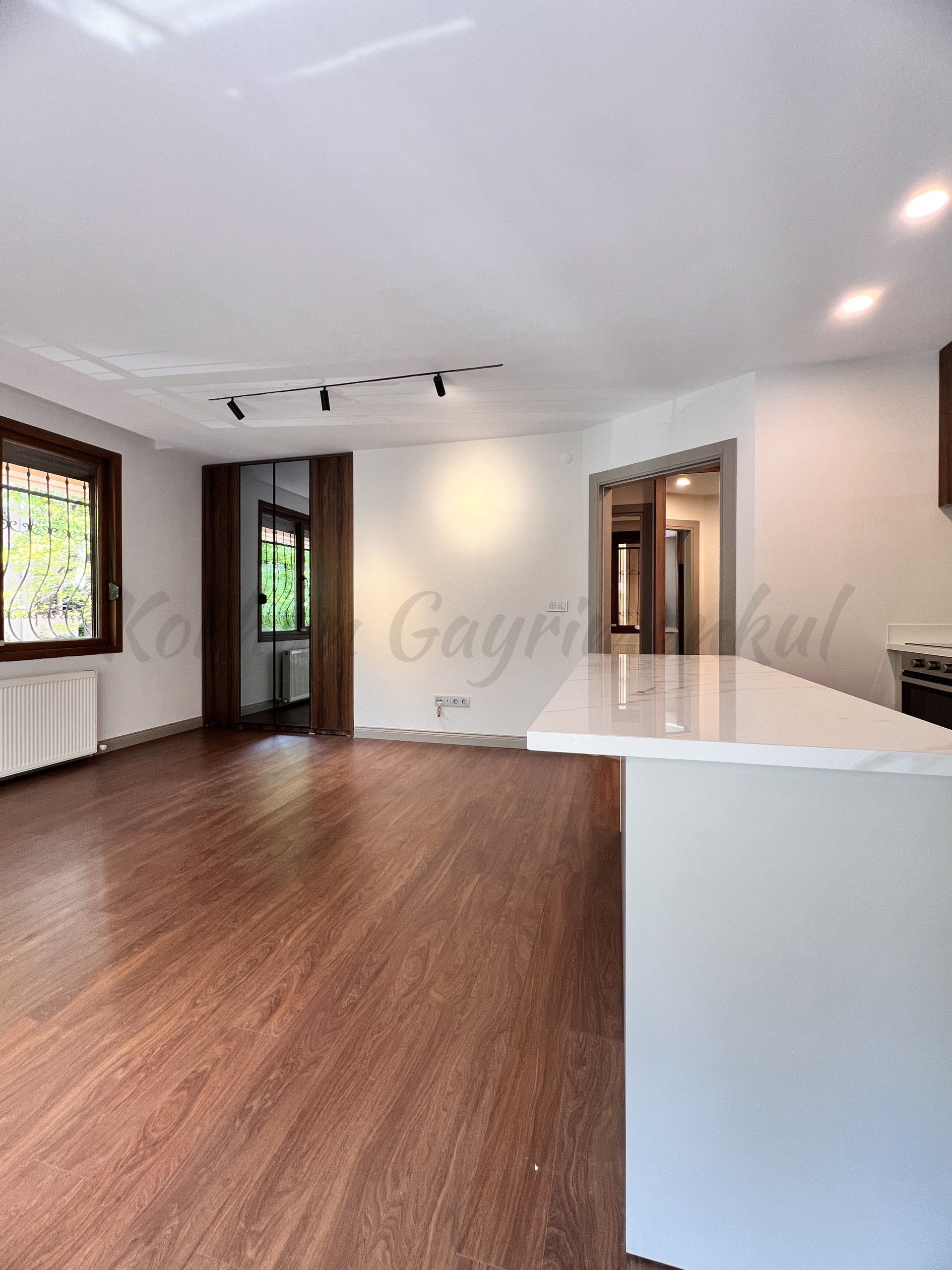 CADDEBOSTAN ÖMERPAŞA CADDESİNE 7. BİNADA EBEVEYN BANYOLU  80M2NET 3+1