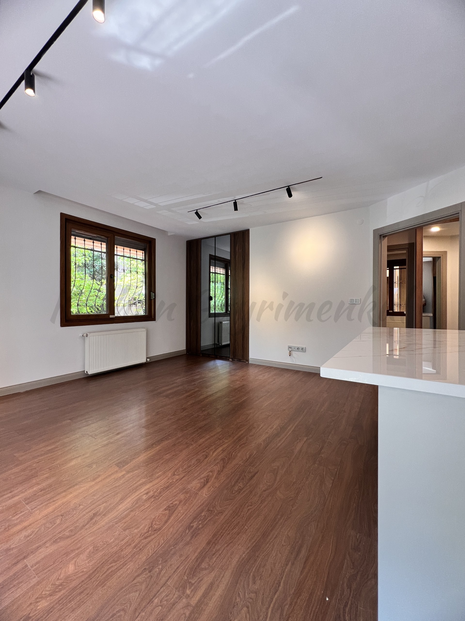 CADDEBOSTAN ÖMERPAŞA CADDESİNE 7. BİNADA EBEVEYN BANYOLU  80M2NET 3+1
