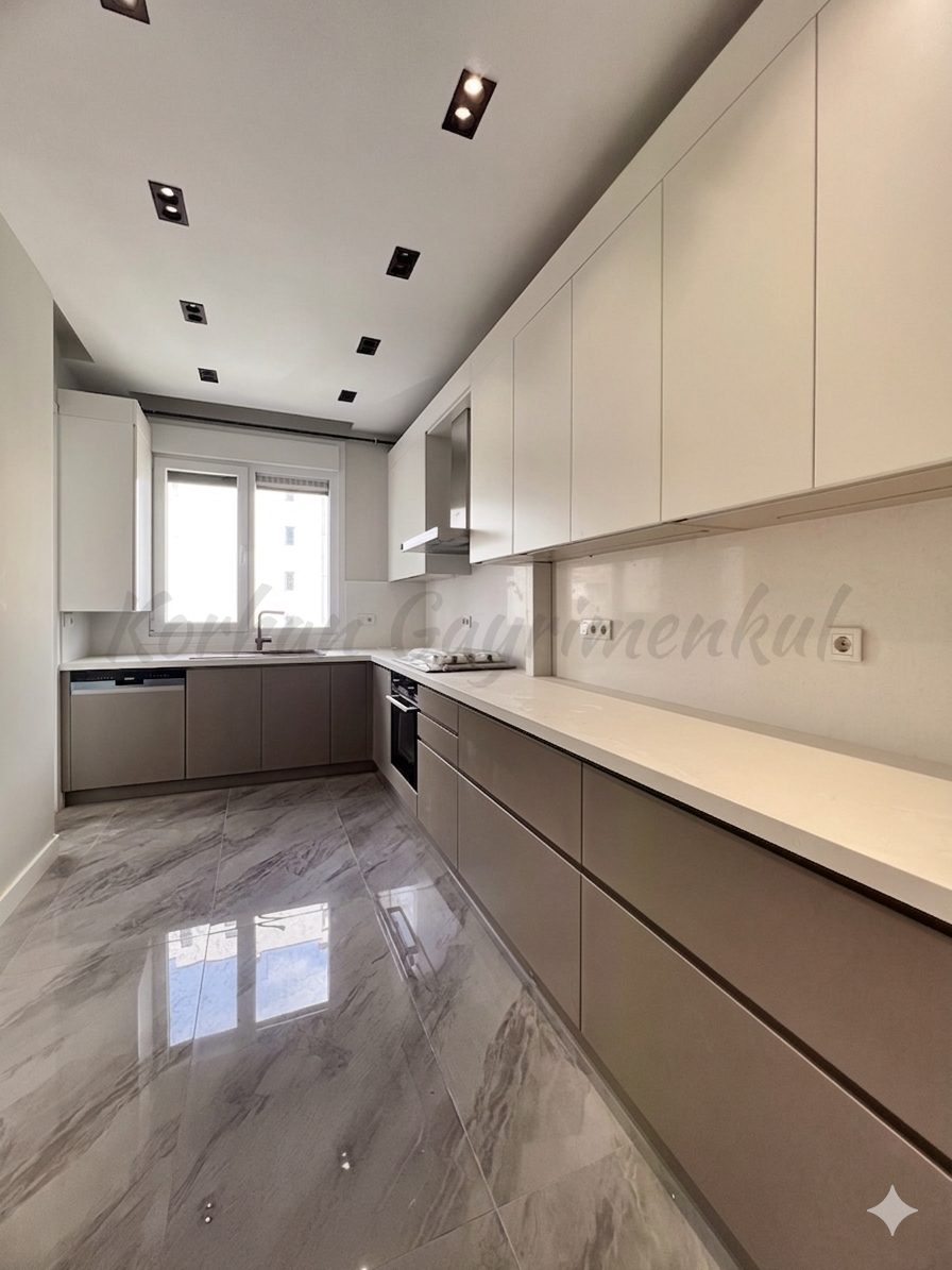 CADDEBOSTAN ÖMERPAŞADA 2024 YAPIMI 115M2 NET 3+1 KATTA TEK BALKONLU EBEVEYNLİ
