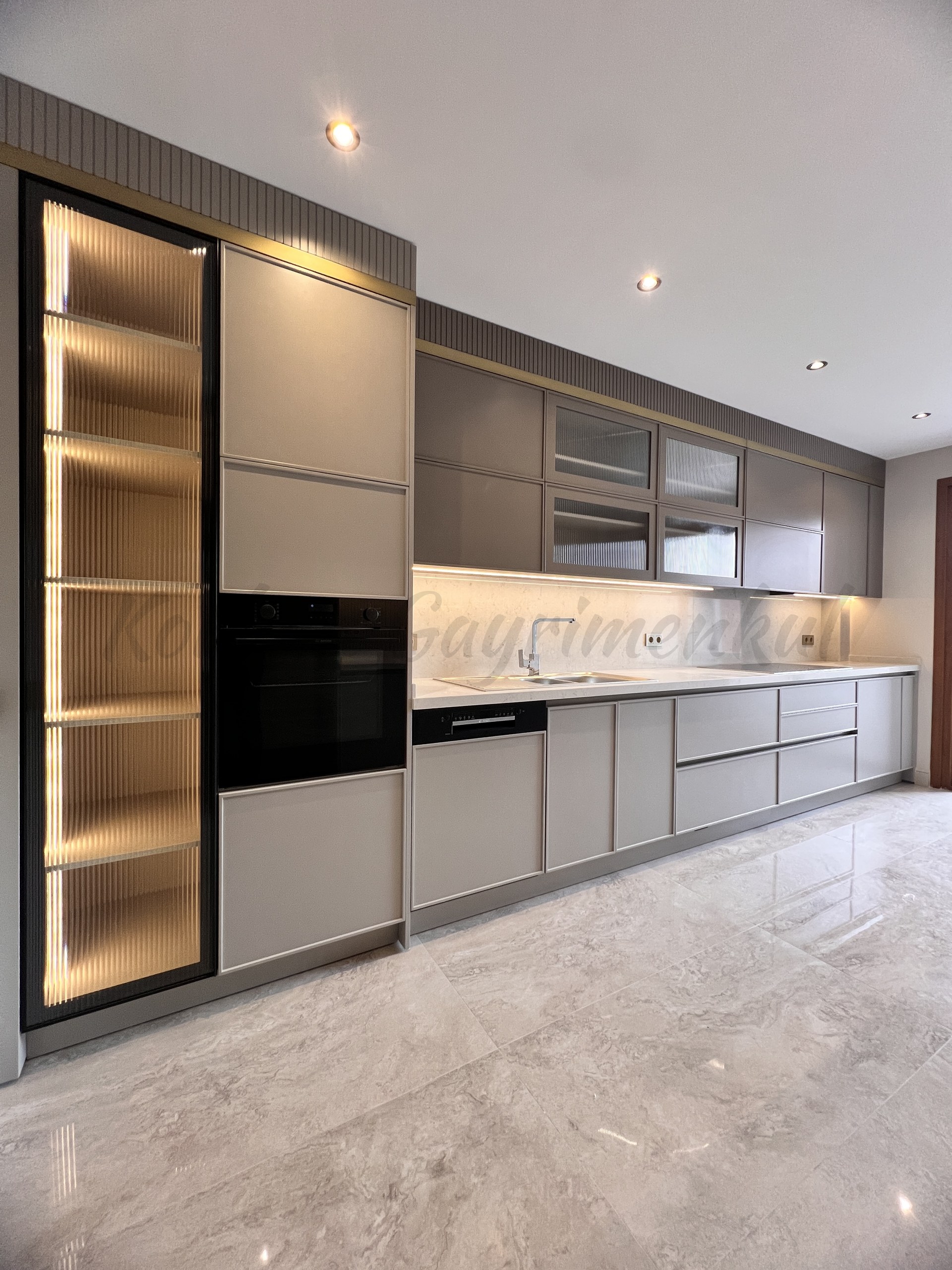 KOZYATAĞININ İKON SİTESİ IŞIKLAR 1 DE 170m2 NET 3+1 ÖZEL DEKORLU