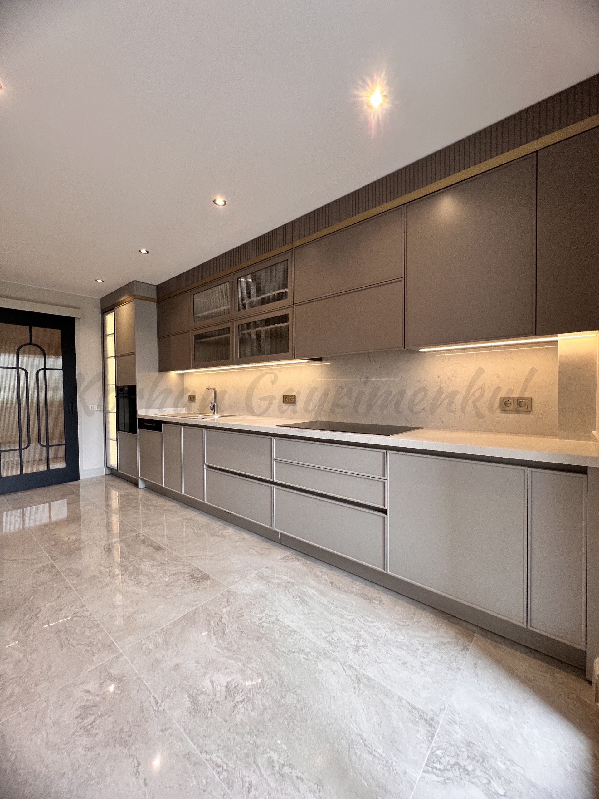 KOZYATAĞININ İKON SİTESİ IŞIKLAR 1 DE 170m2 NET 3+1 ÖZEL DEKORLU