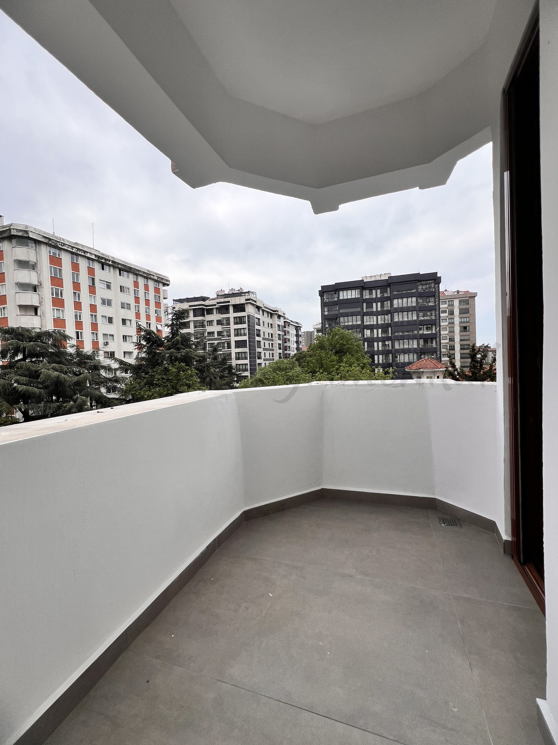 KOZYATAĞININ İKON SİTESİ IŞIKLAR 1 DE 170m2 NET 3+1 ÖZEL DEKORLU