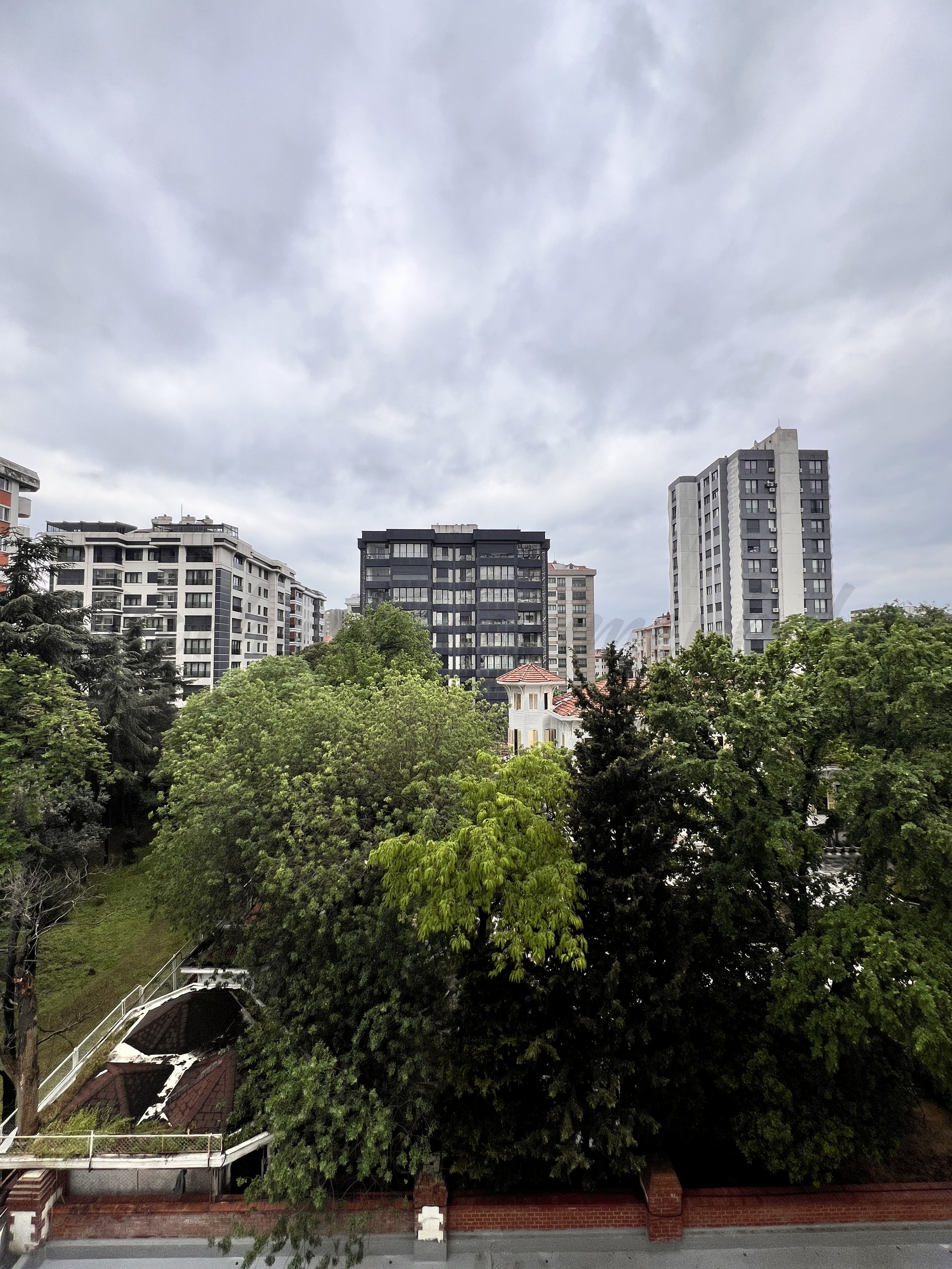 KOZYATAĞININ İKON SİTESİ IŞIKLAR 1 DE 170m2 NET 3+1 ÖZEL DEKORLU