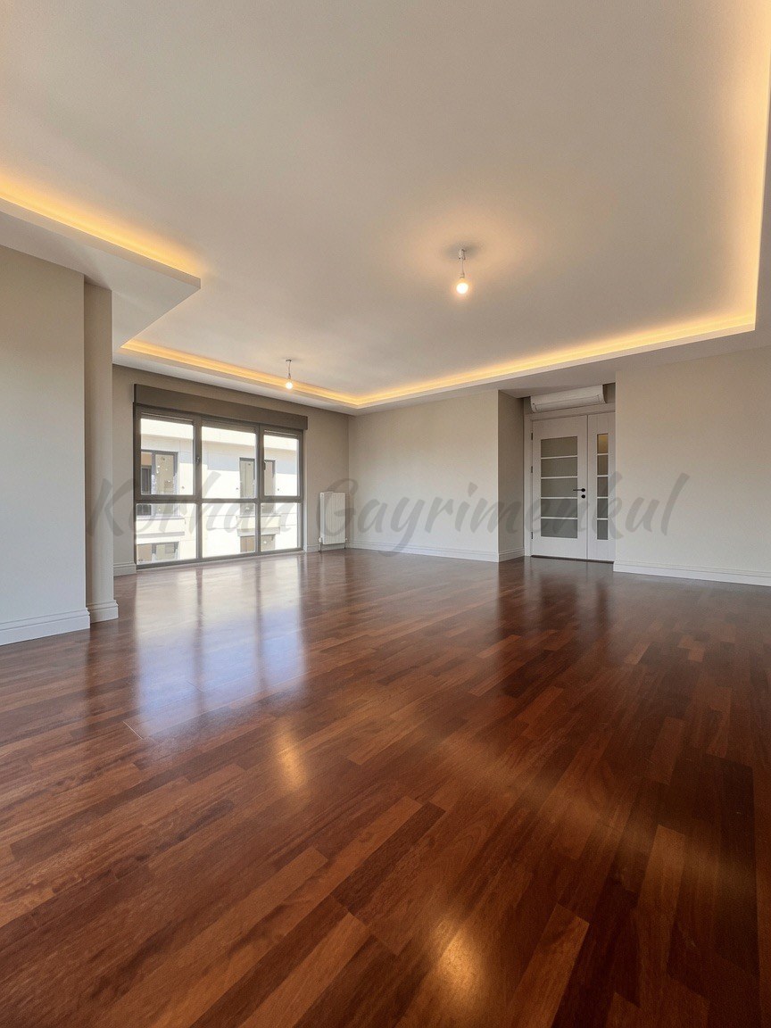 ERENKÖY ETHEMEFENDİ BAĞDAT’A KOMŞU BALKONDAN DENİZ GÖRÜR 165m2 BRÜT 135m2 NET 4+1
