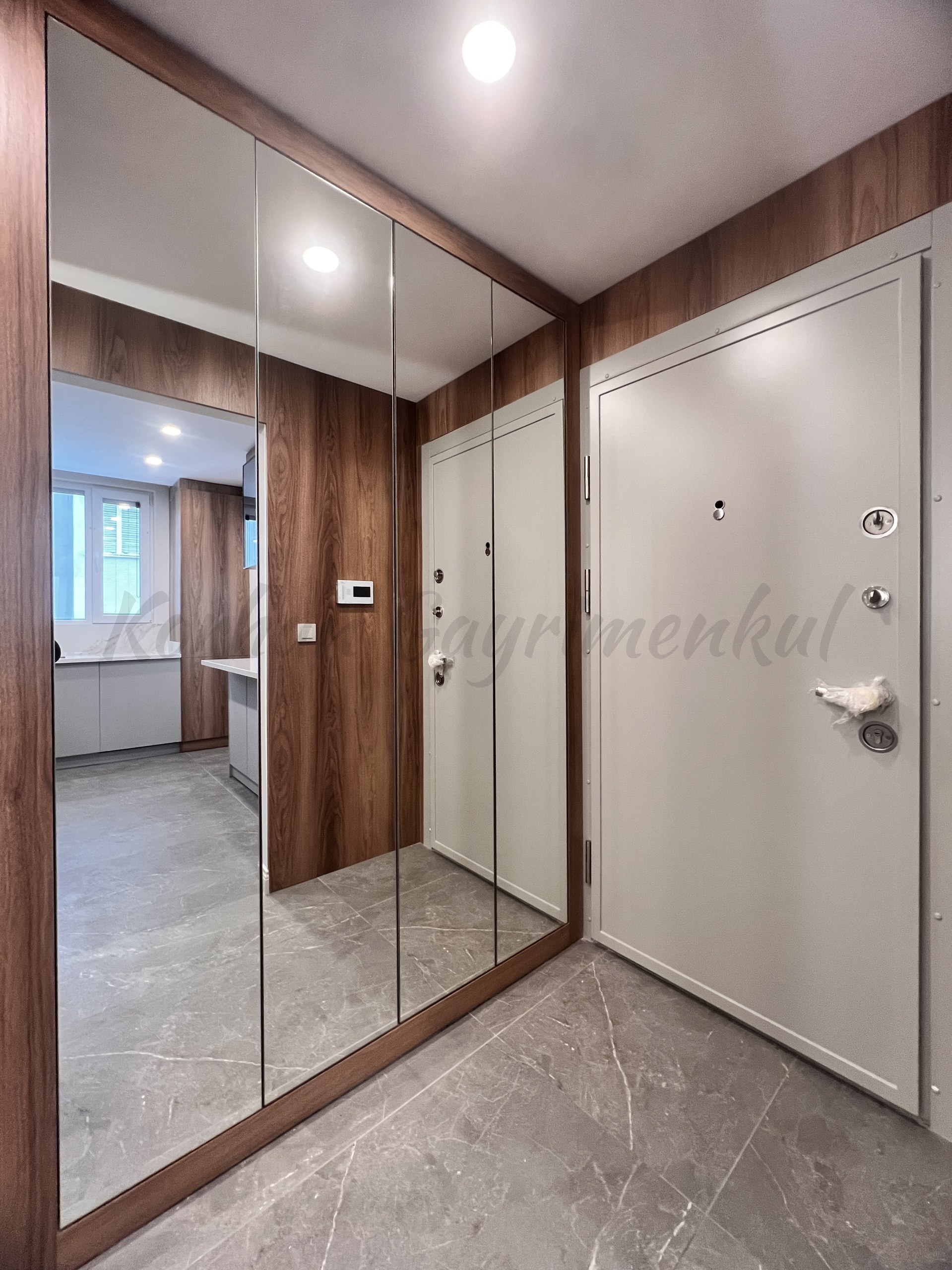SUADİYE FERİDE GEÇİDİ SOKAĞINDA 7 YILLIK BİNADA 130m2 3+1 EBEVEYNLİ SÜPERLÜX