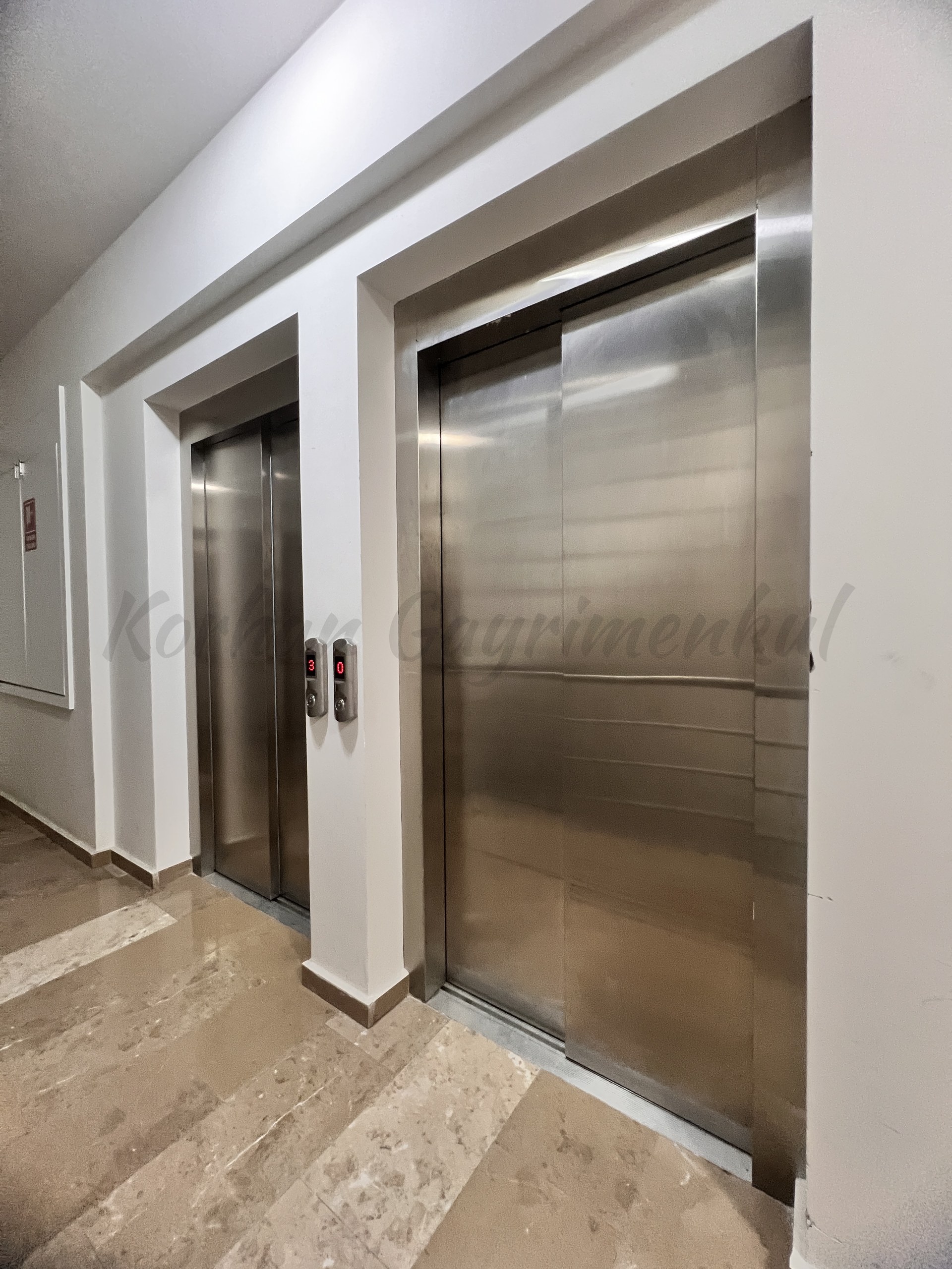 SUADİYE FERİDE GEÇİDİ SOKAĞINDA 7 YILLIK BİNADA 130m2 3+1 EBEVEYNLİ SÜPERLÜX